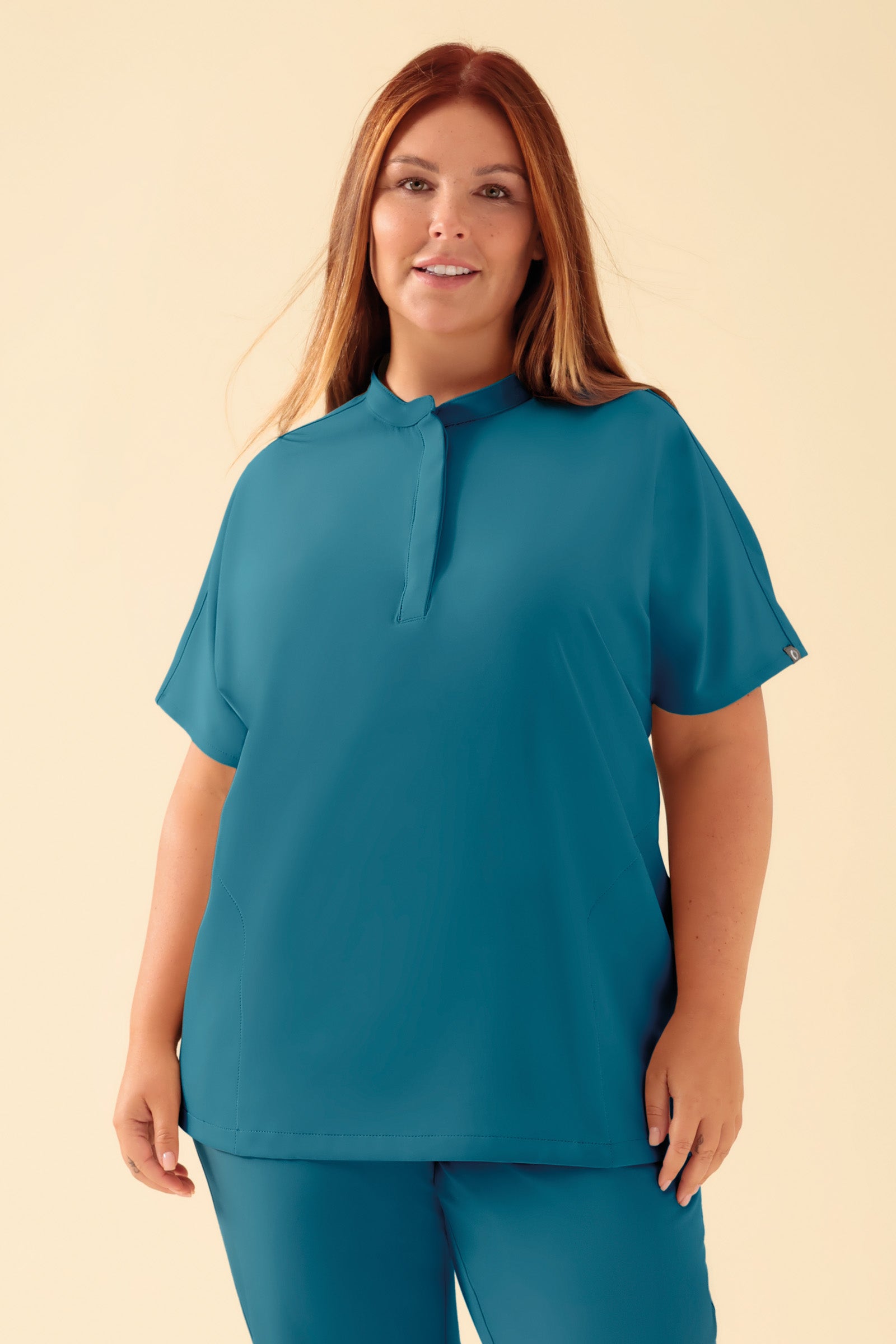 KAERE Schlupfkasack Damen - Stehkragen petrol, Vorderansicht Das Model ist 173 cm groß und trägt Grösse XL