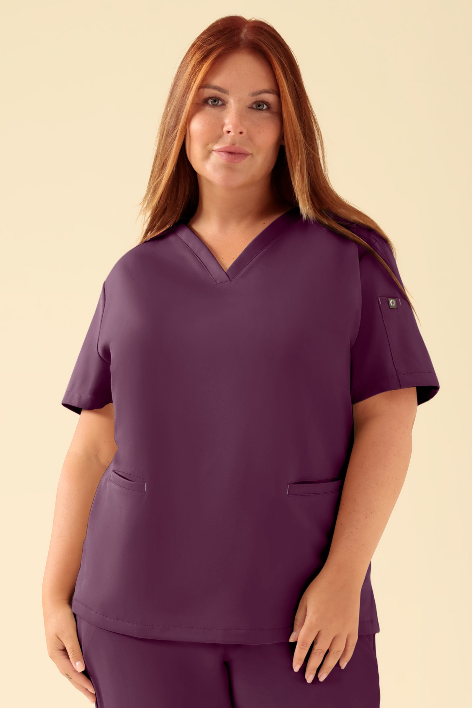 KAERE Schlupfkasack Damen - V-Ausschnitt pflaume, Vue de face Le mannequin mesure 173 cm et porte la taille XL