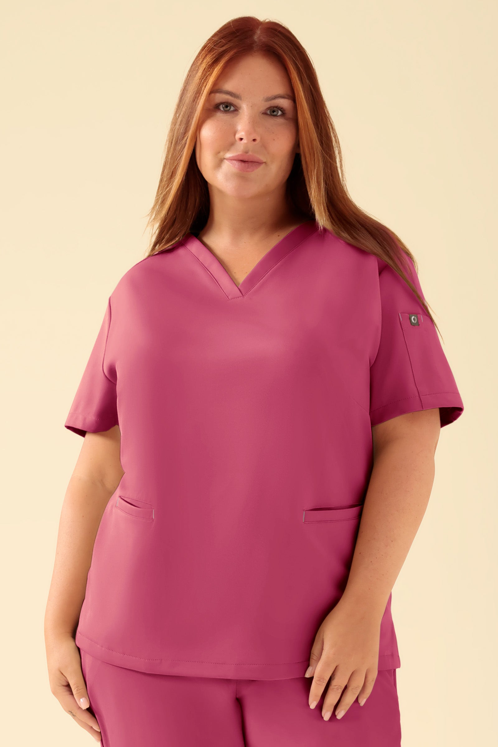 KAERE Schlupfkasack Damen - V-Ausschnitt rosenholz, Vorderansicht Das Model ist 173 cm groß und trägt Grösse XL