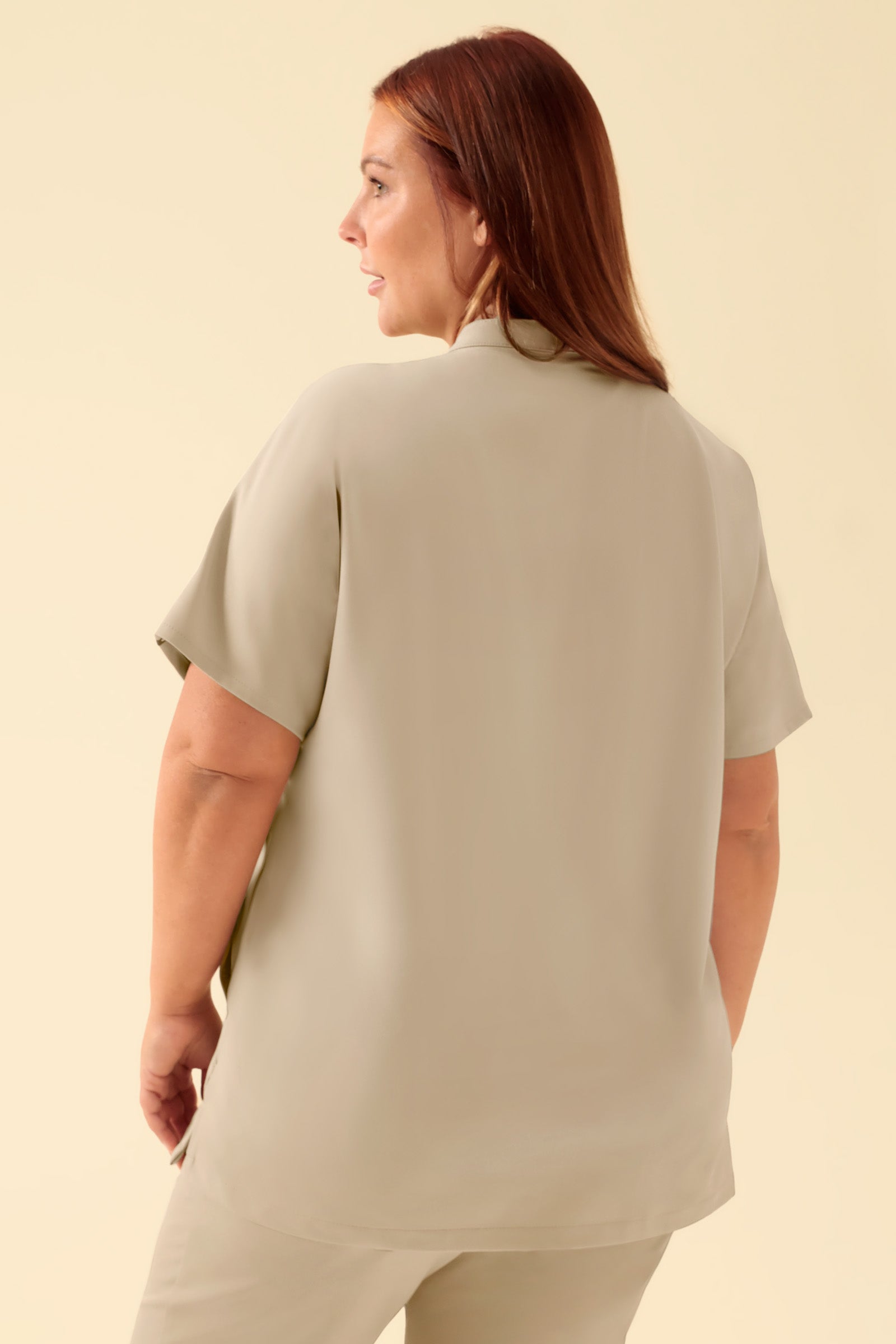 KAERE Schlupfkasack Damen - Stehkragen sand, Vorderansicht Das Model ist 173 cm groß und trägt Grösse XL