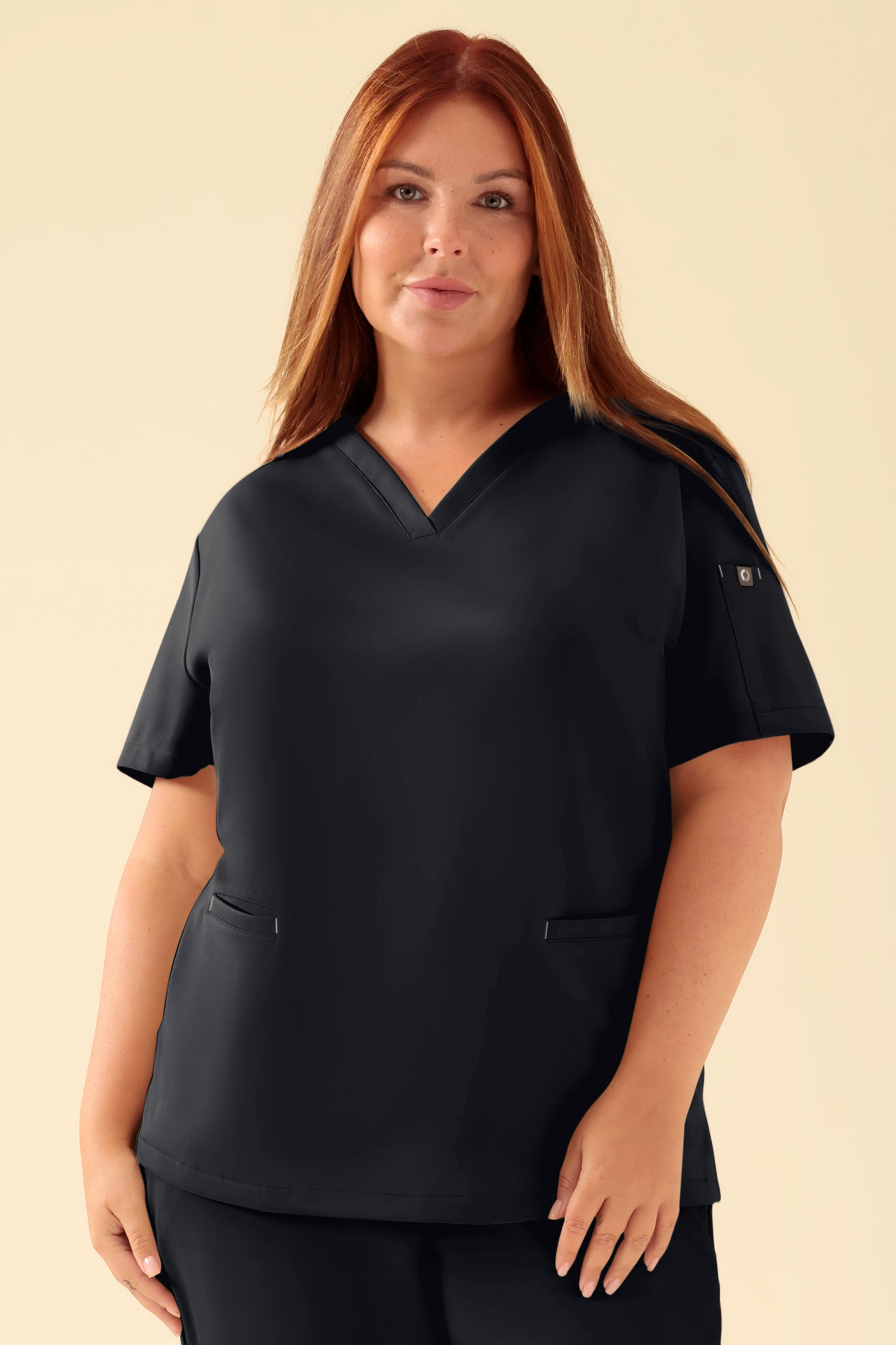 KAERE Schlupfkasack Damen - V-Ausschnitt schwarz, Vorderansicht Das Model ist 173 cm groß und trägt Grösse XL