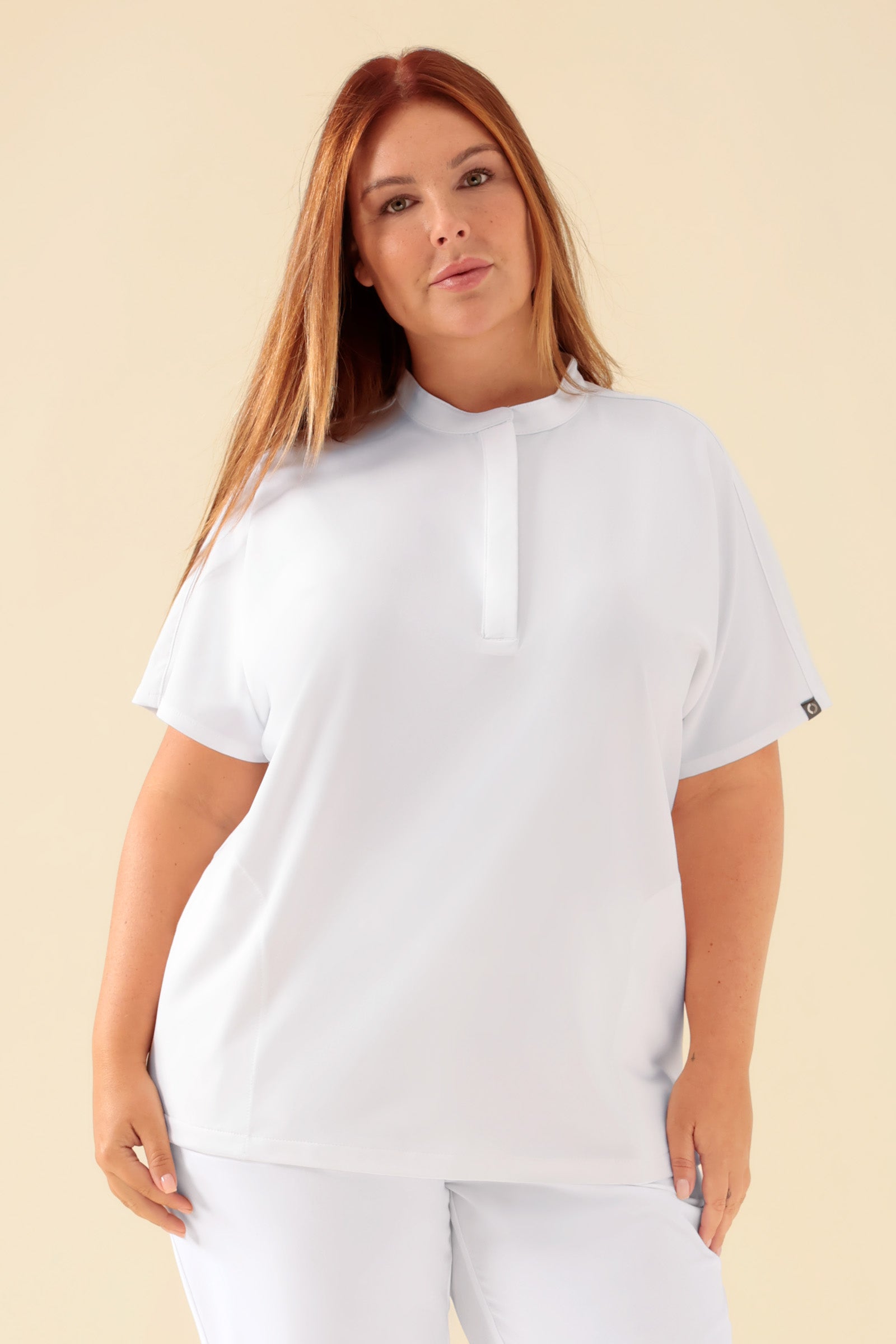 KAERE Schlupfkasack Damen - Stehkragen weiss, Vue de face Le mannequin mesure 173 cm et porte la taille XL