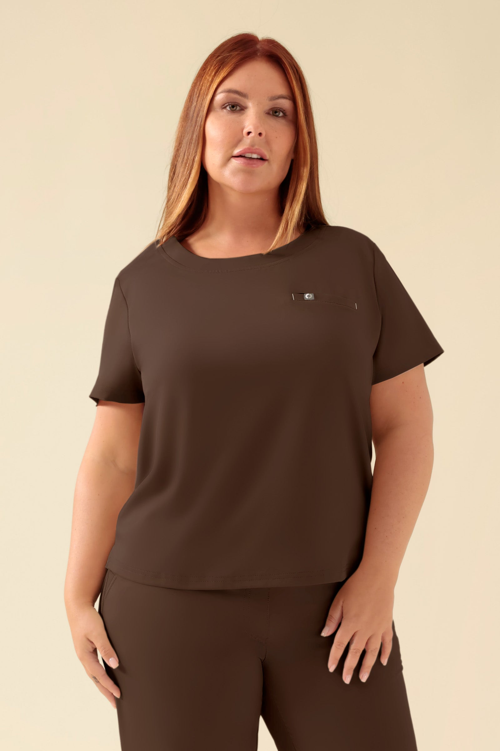 KAERE Shirt Damen - Rundhalsausschnitt coffee, Vorderansicht Das Model ist 173 cm groß und trägt Grösse XL