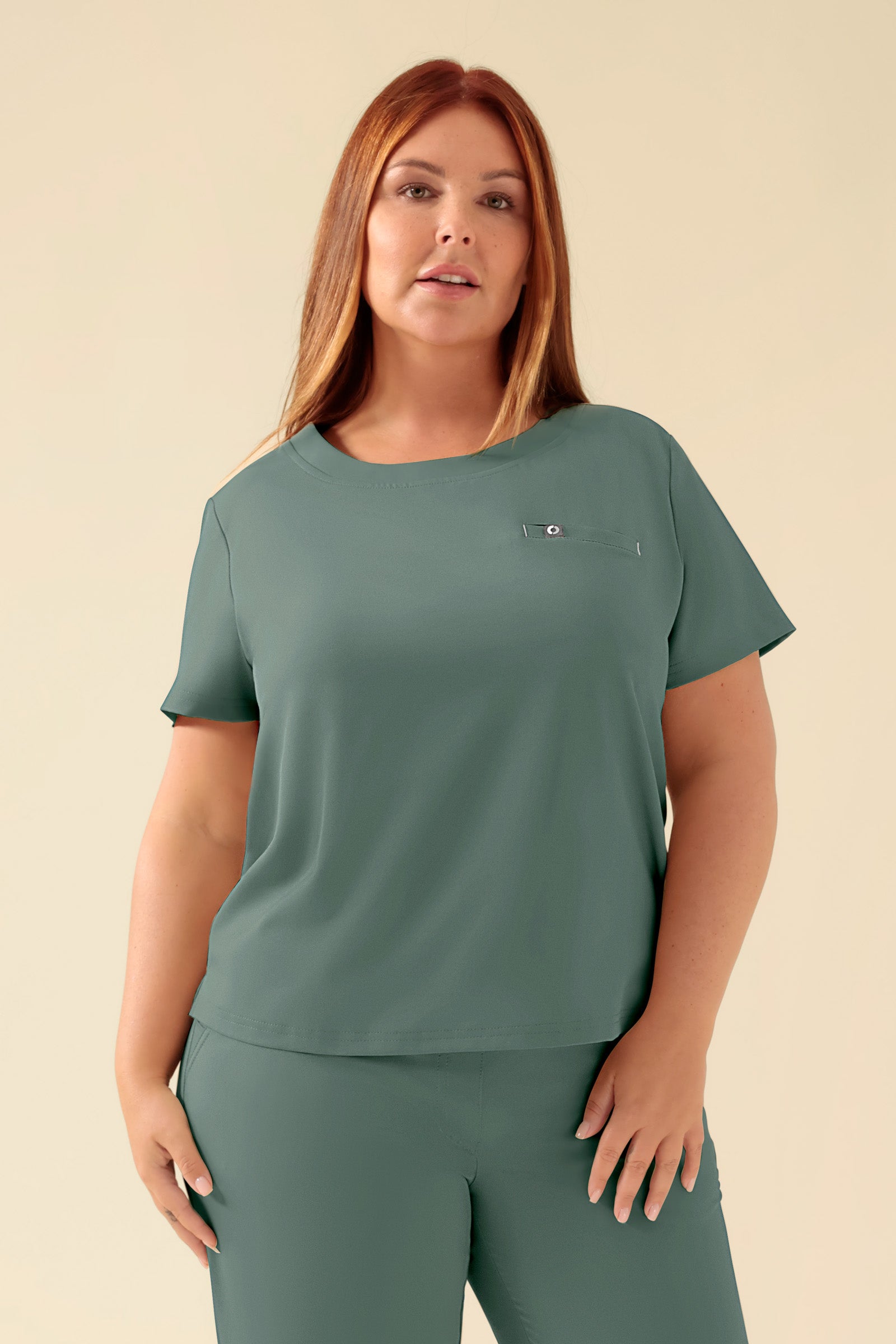 KAERE Shirt Damen - Rundhalsausschnitt dunkelgrün, Vorderansicht Das Model ist 173 cm groß und trägt Grösse XL