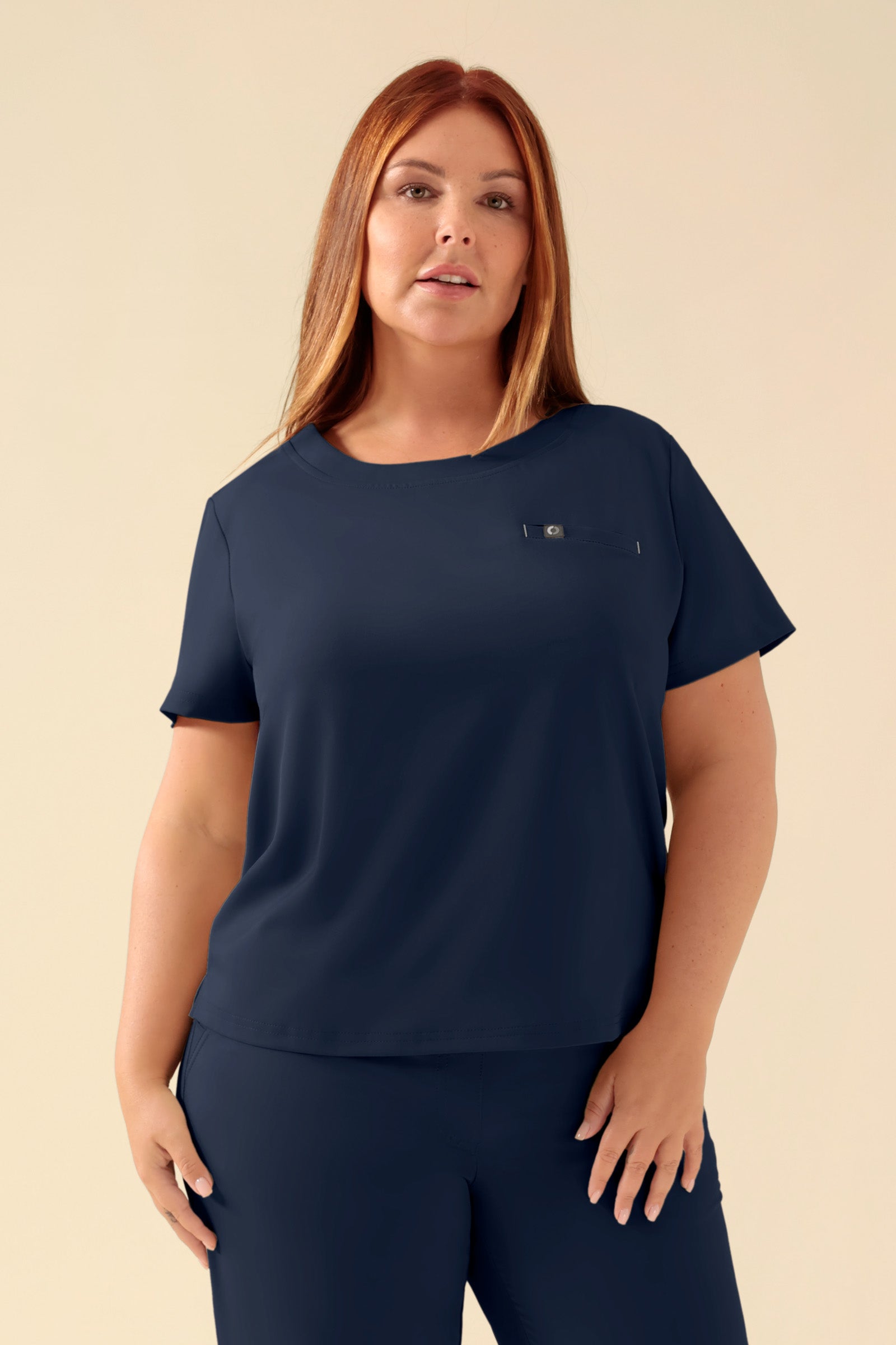 KAERE Shirt Damen - Rundhalsausschnitt navy, Vue de face Le mannequin mesure 173 cm et porte la taille XL