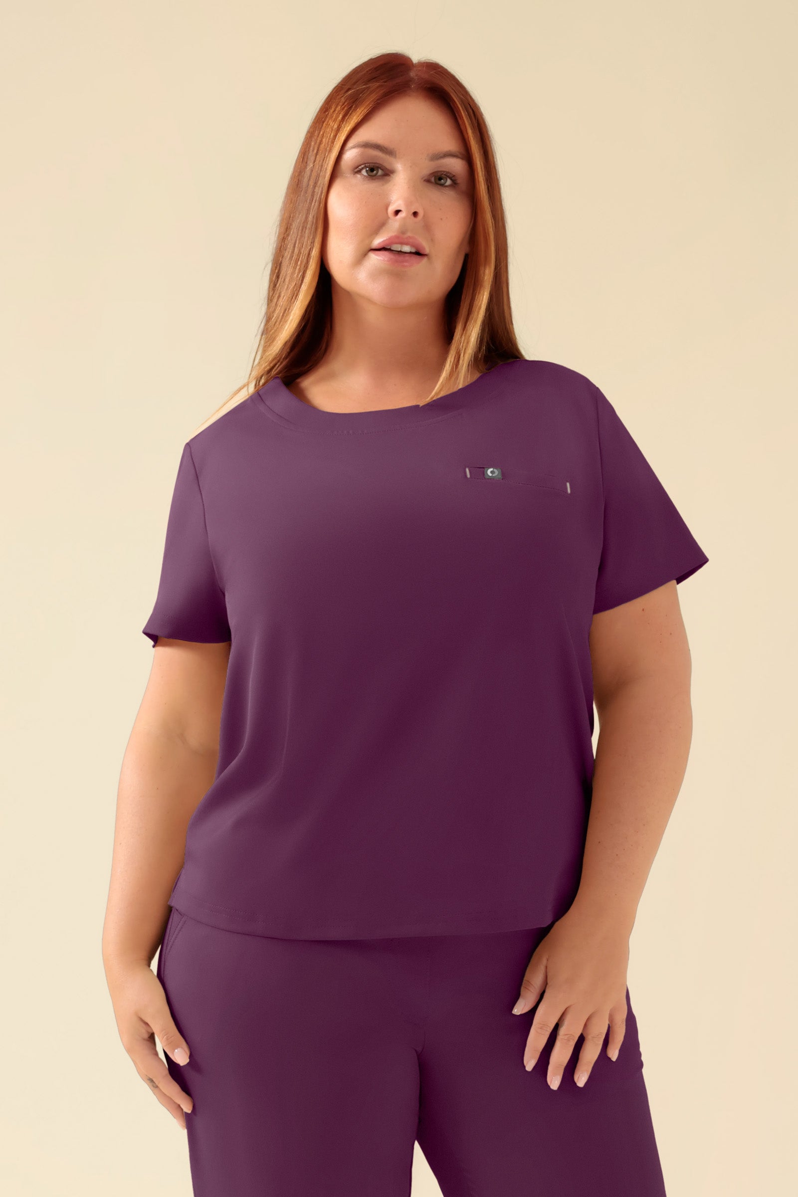 KAERE Shirt Damen - Rundhalsausschnitt pflaume, Vorderansicht Das Model ist 173 cm groß und trägt Grösse XL