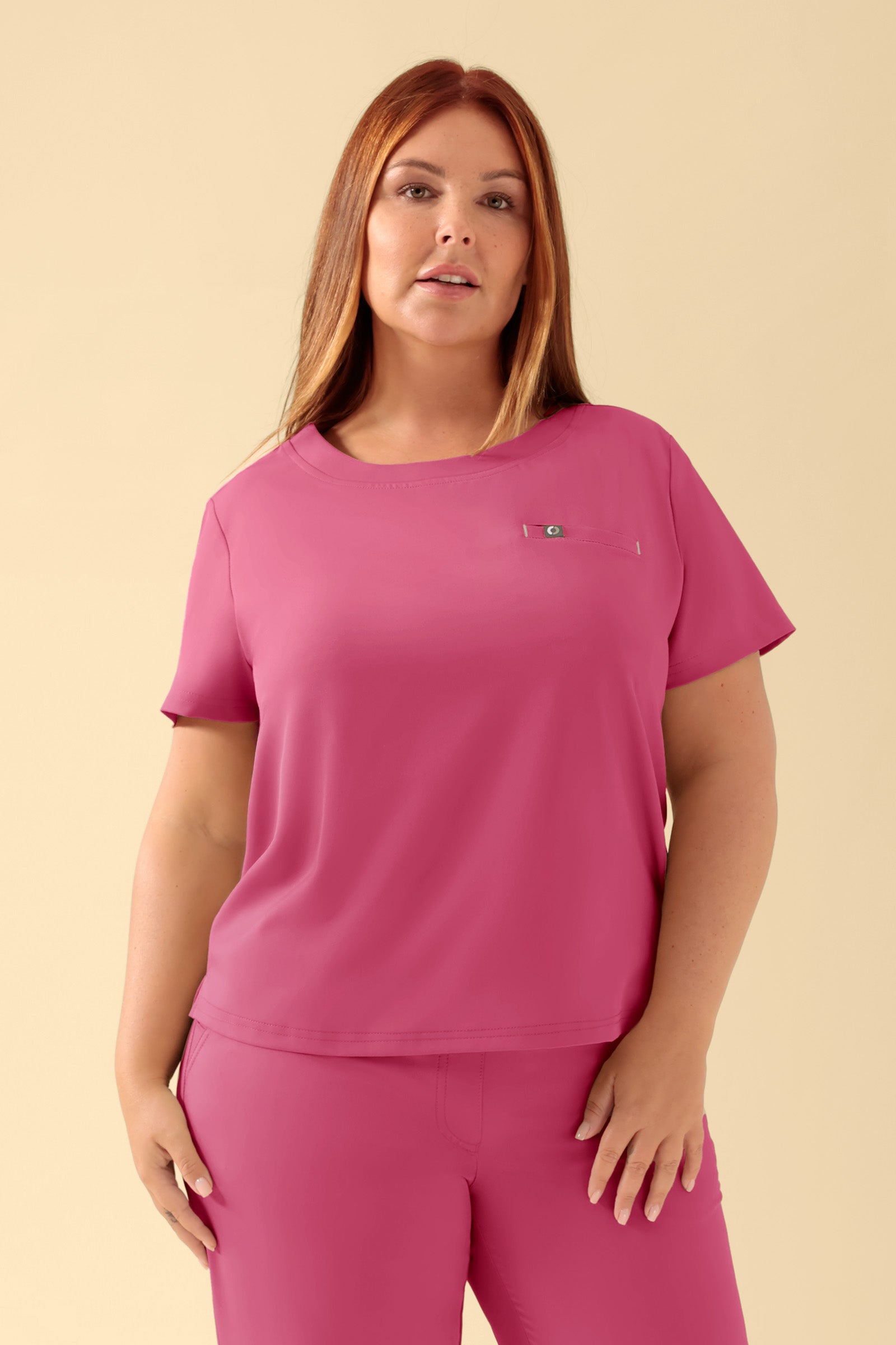 KAERE Shirt Damen - Rundhalsausschnitt rosenholz, Vorderansicht Das Model ist 173 cm groß und trägt Grösse XL