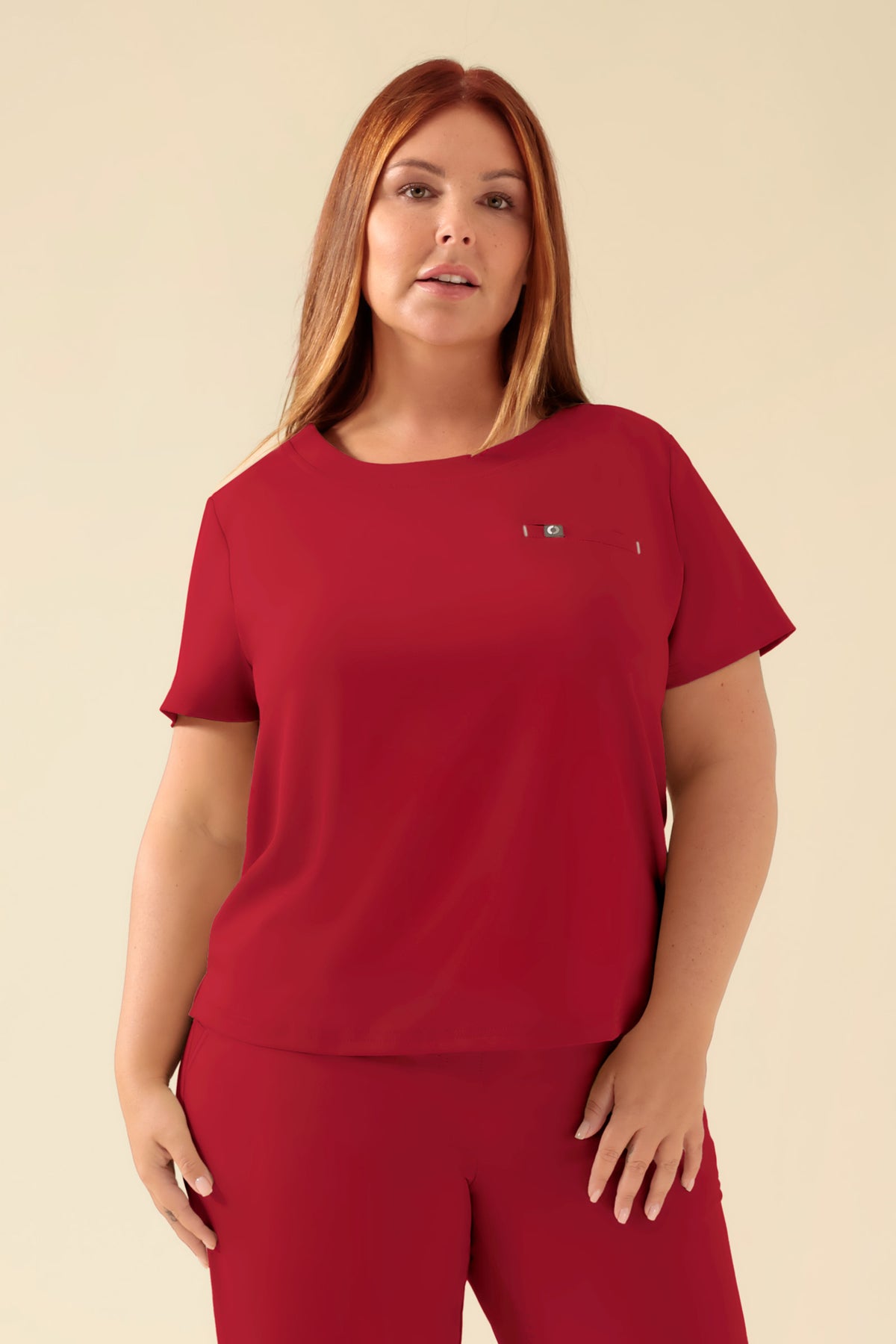 KAERE Shirt Damen - Rundhalsausschnitt rot, Vorderansicht Das Model ist 173 cm groß und trägt Grösse XL
