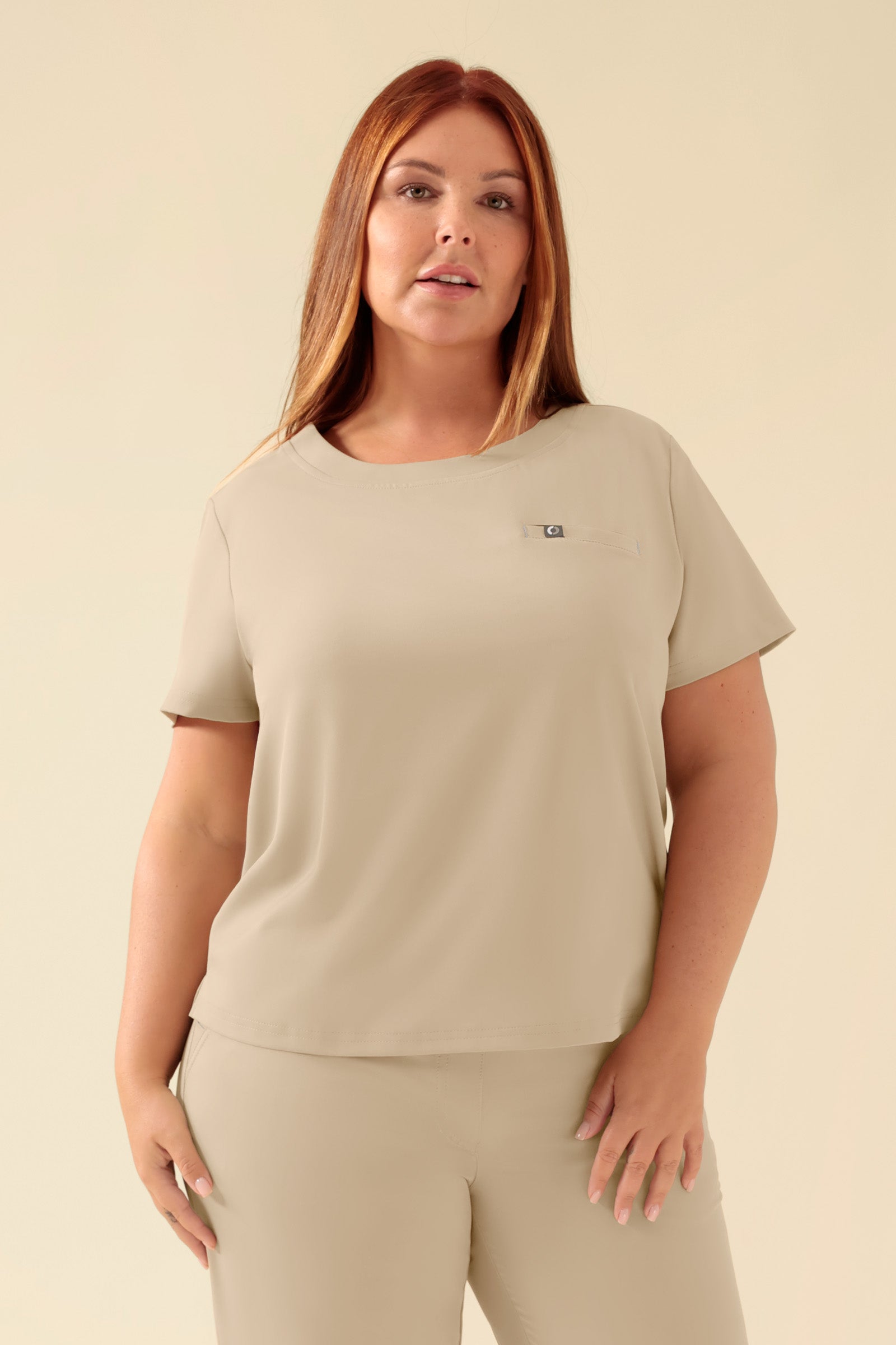 KAERE Shirt Damen - Rundhalsausschnitt sand, Vorderansicht Das Model ist 173 cm groß und trägt Grösse XL