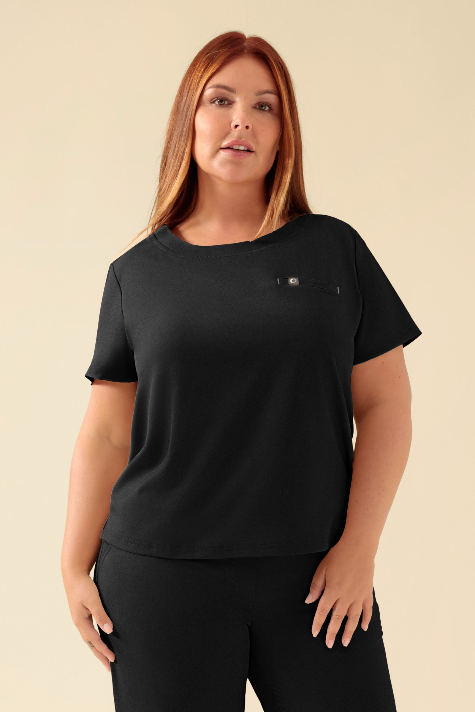 KAERE Shirt Damen - Rundhalsausschnitt schwarz, Vue de face Le mannequin mesure 173 cm et porte la taille XL