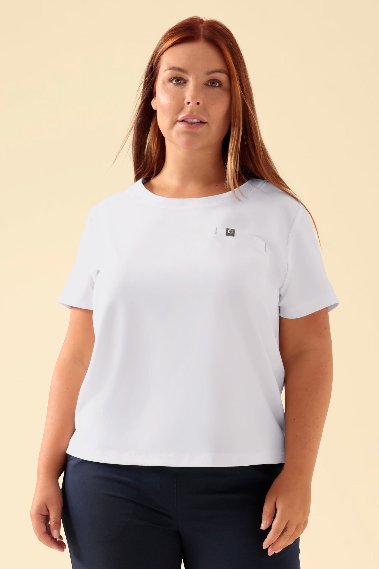 KAERE Shirt Damen - Rundhalsausschnitt weiss, Vue de face Le mannequin mesure 173 cm et porte la taille XL