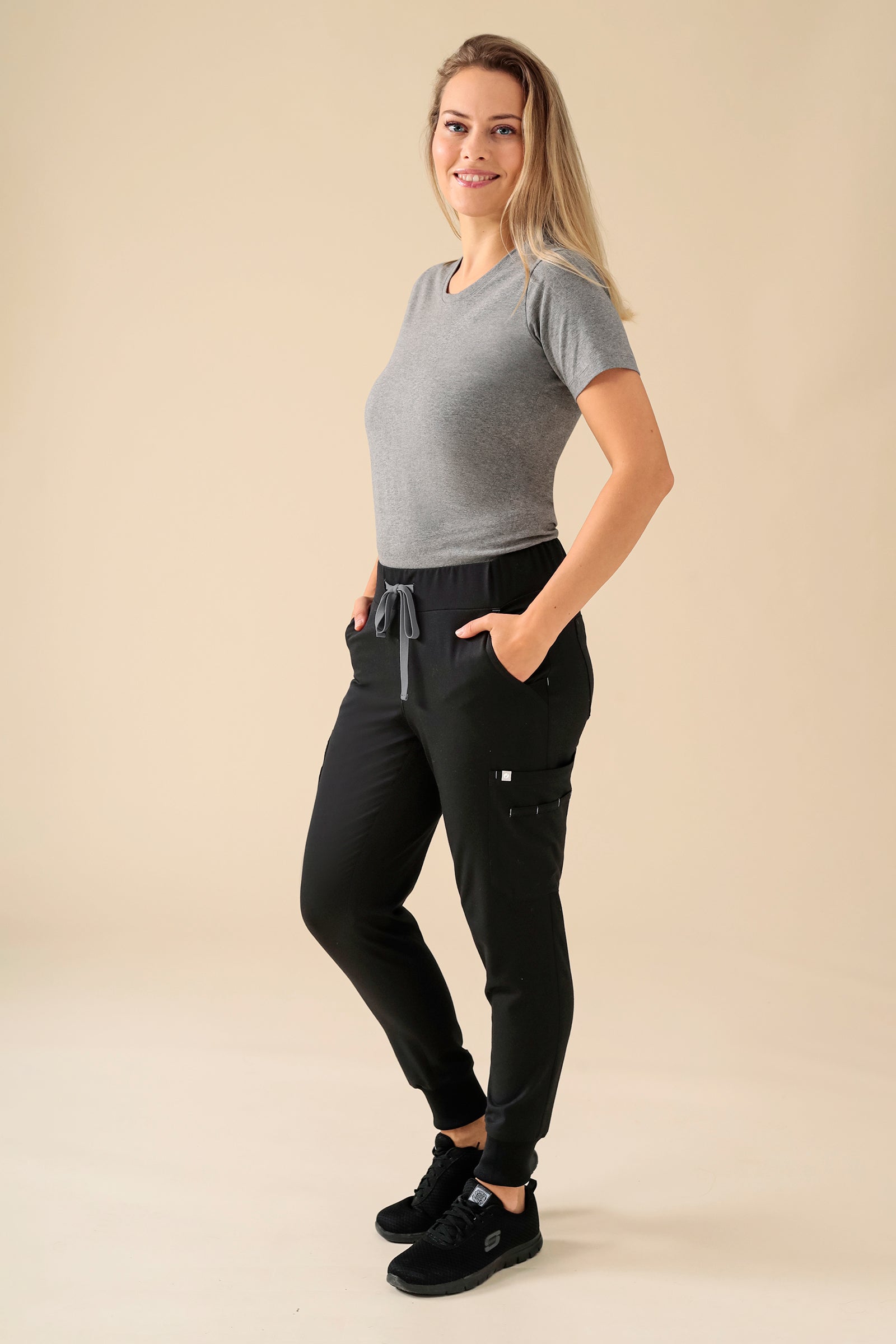 KAERE Hose Damen - Saumbündchen Kurzgr. mit Beintaschen schwarz, Vorderansicht