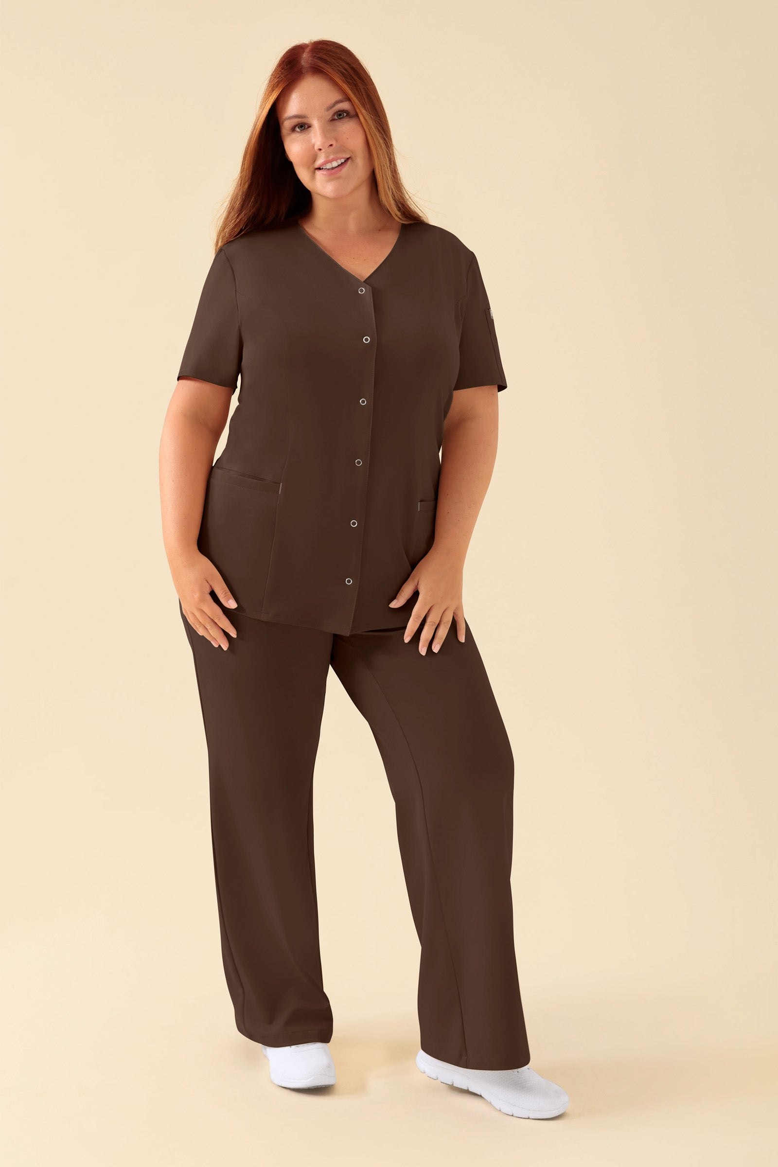 KAERE Kasack Damen - durchgeknöpft coffee, Vorderansicht Das Model ist 173 cm groß und trägt Grösse XL