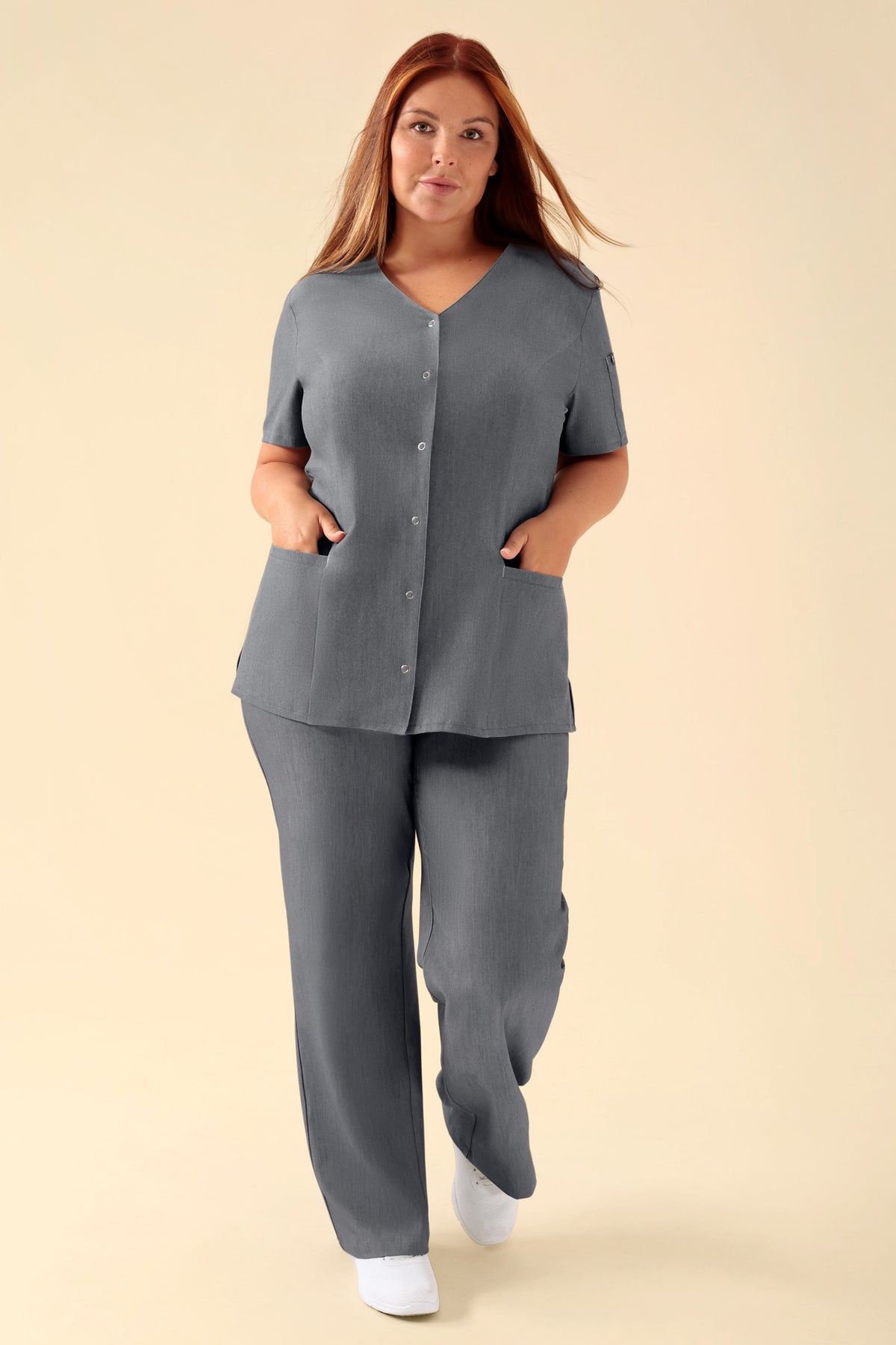 KAERE Kasack Damen - durchgeknöpft dunkelgrau melange, Vorderansicht Das Model ist 173 cm groß und trägt Grösse XL
