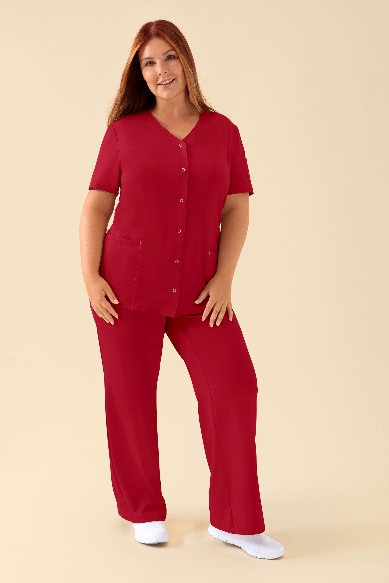 KAERE Kasack Damen - durchgeknöpft rot, Vorderansicht Das Model ist 173 cm groß und trägt Grösse XL