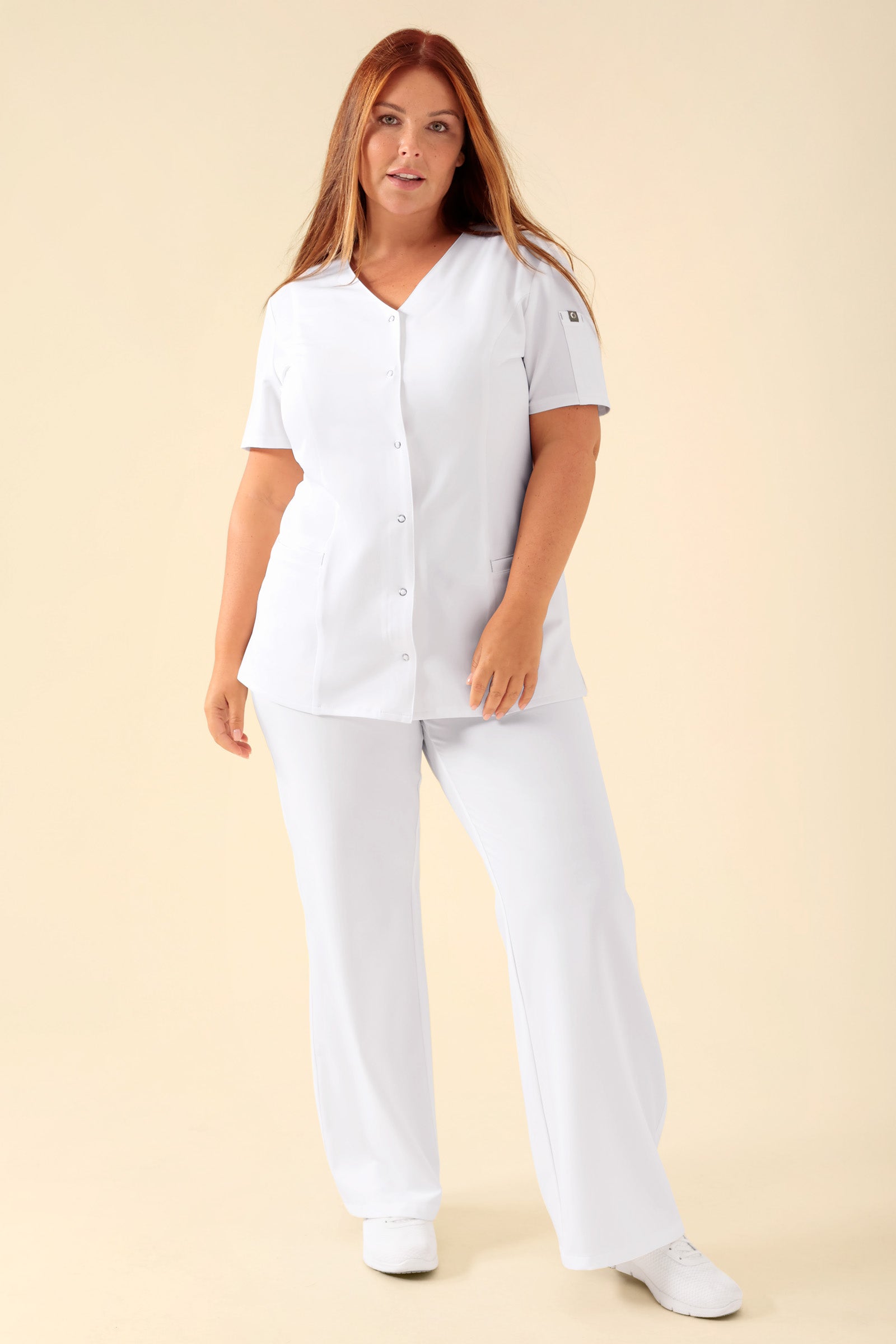 KAERE Kasack Damen - durchgeknöpft weiss, Vue de face Le mannequin mesure 173 cm et porte la taille XL