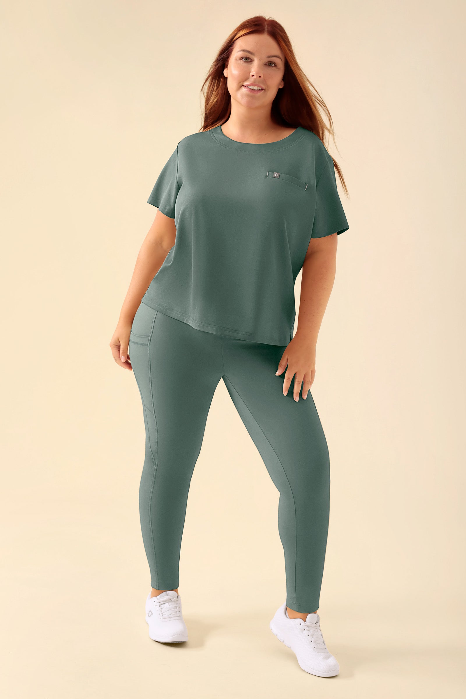 KAERE Leggings Damen - super elastisch dunkelgrün, Vorderansicht Das Model ist 173 cm groß und trägt Grösse XL