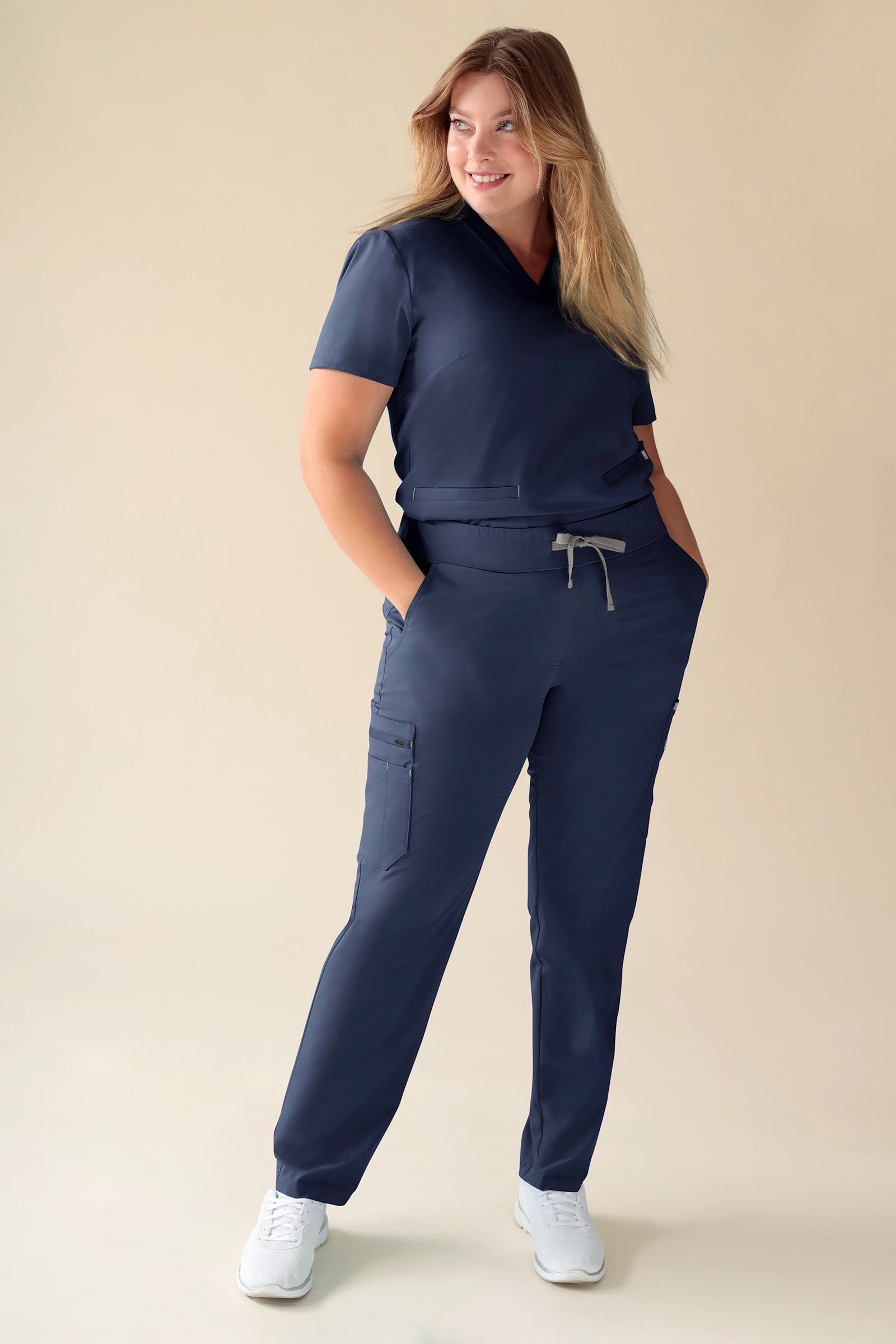 KAERE Hose Damen - gerader Saum mit Beintaschen navy, Vorderansicht Das Model ist 174 cm groß und trägt Grösse XL