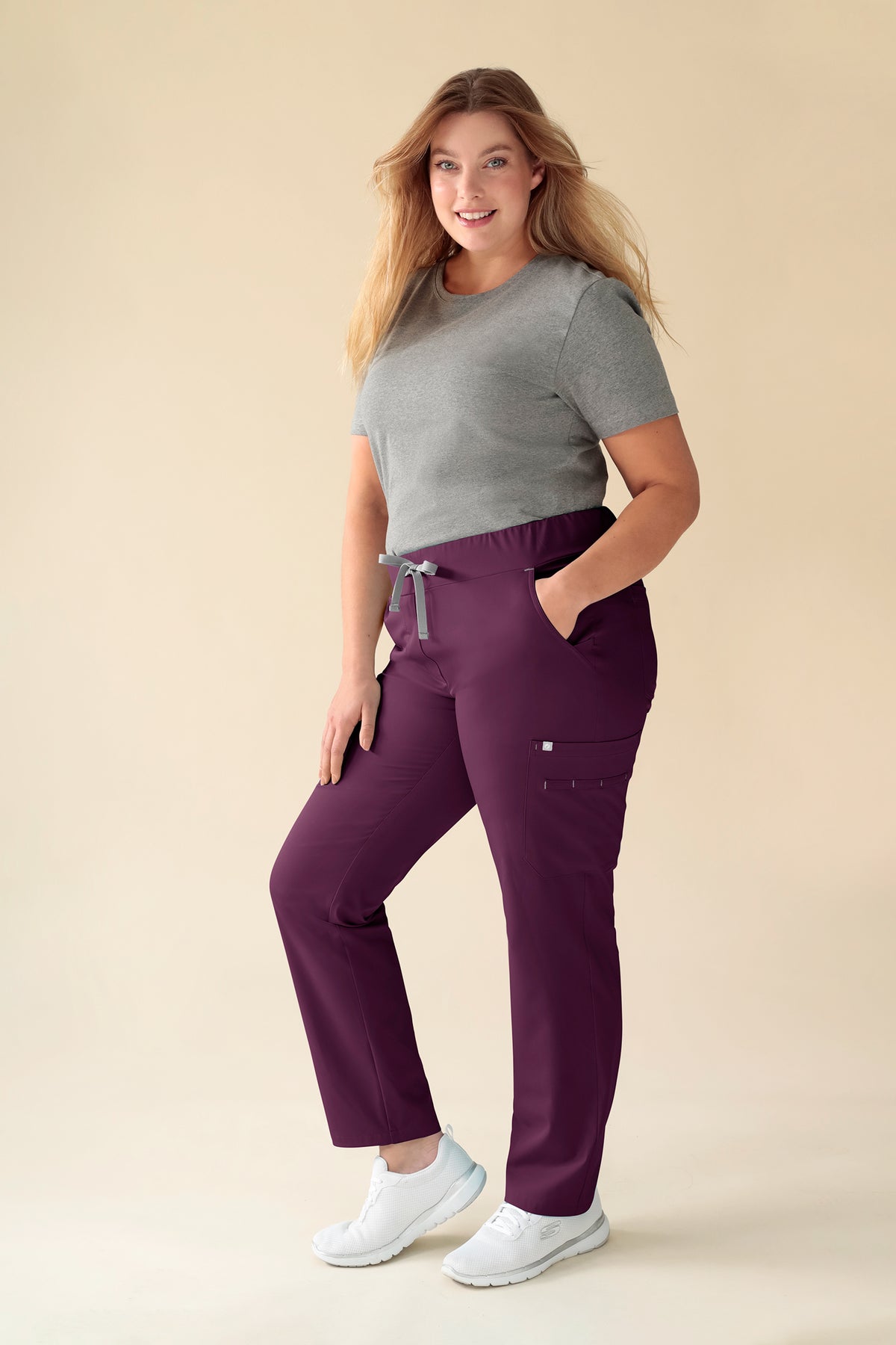 KAERE Hose Damen - gerader Saum mit Beintaschen pflaume, Vorderansicht Das Model ist 174 cm groß und trägt Grösse XL