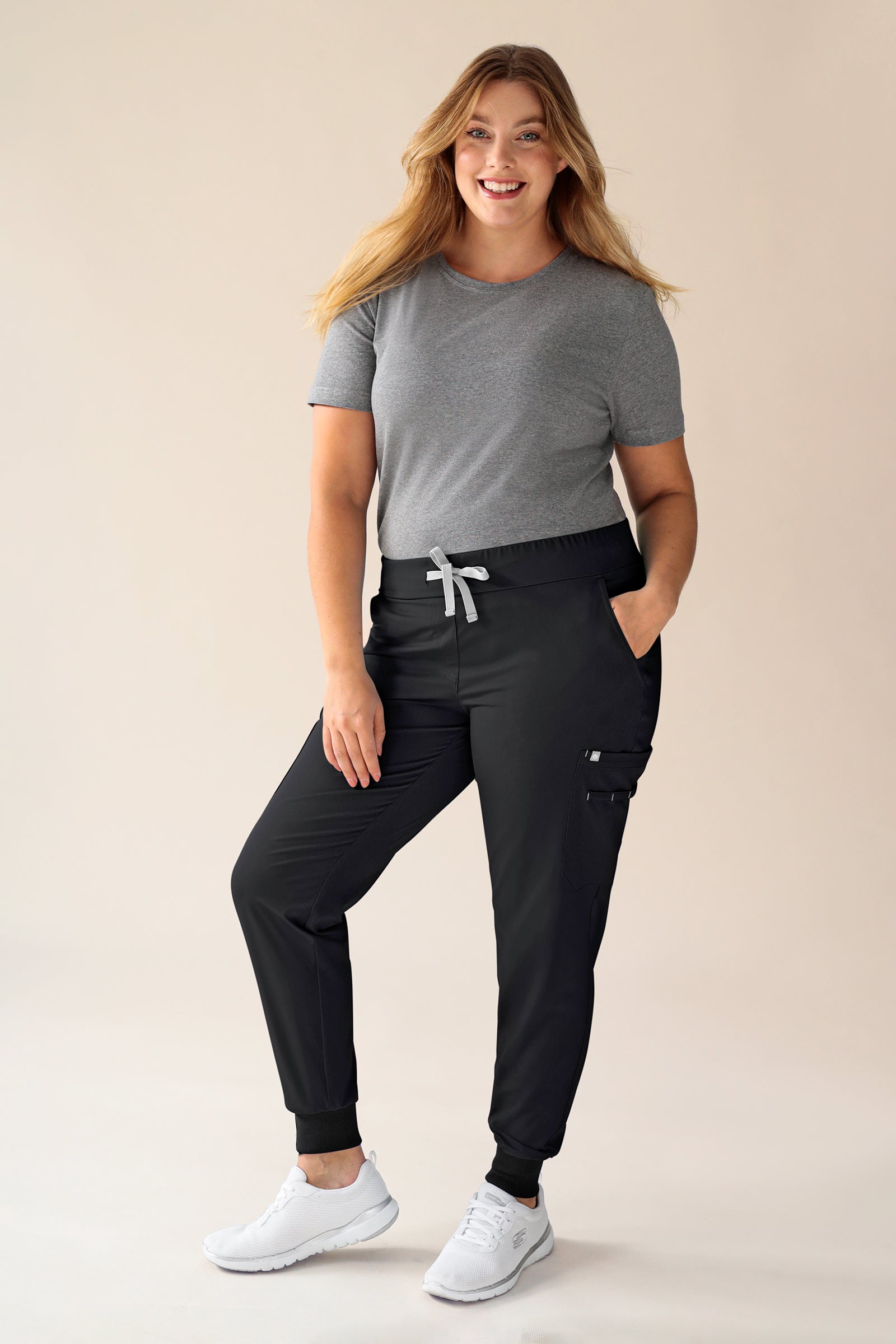 KAERE Hose Damen - Saumbündchen mit Beintaschen schwarz, Vorderansicht Das Model ist 174 cm groß und trägt Grösse XL
