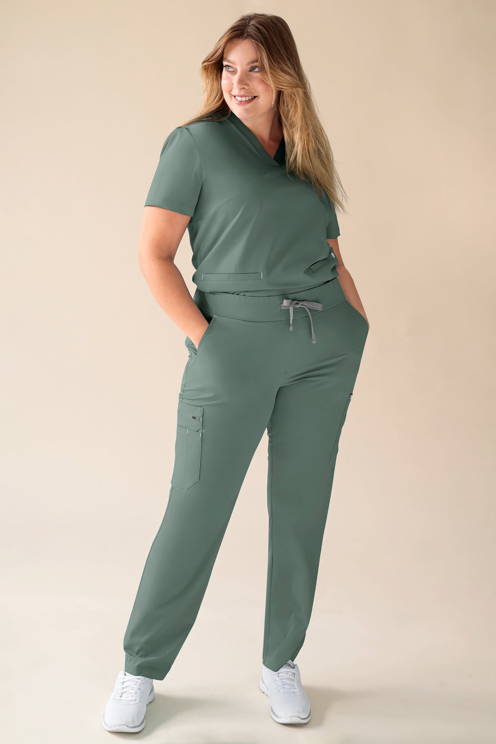 KAERE Schlupfkasack Damen - V-Ausschnitt dunkelgrün, Vue de face Le mannequin mesure 174 cm et porte la taille XL