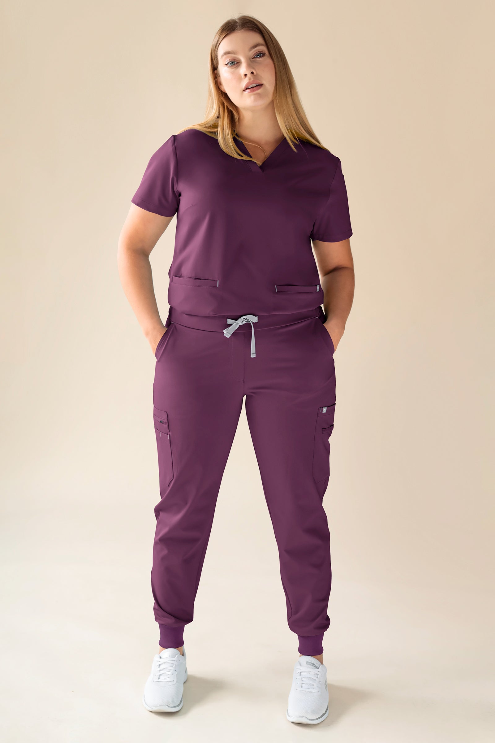 KAERE Schlupfkasack Damen - V-Ausschnitt pflaume, Vue de face Le mannequin mesure 174 cm et porte la taille XL