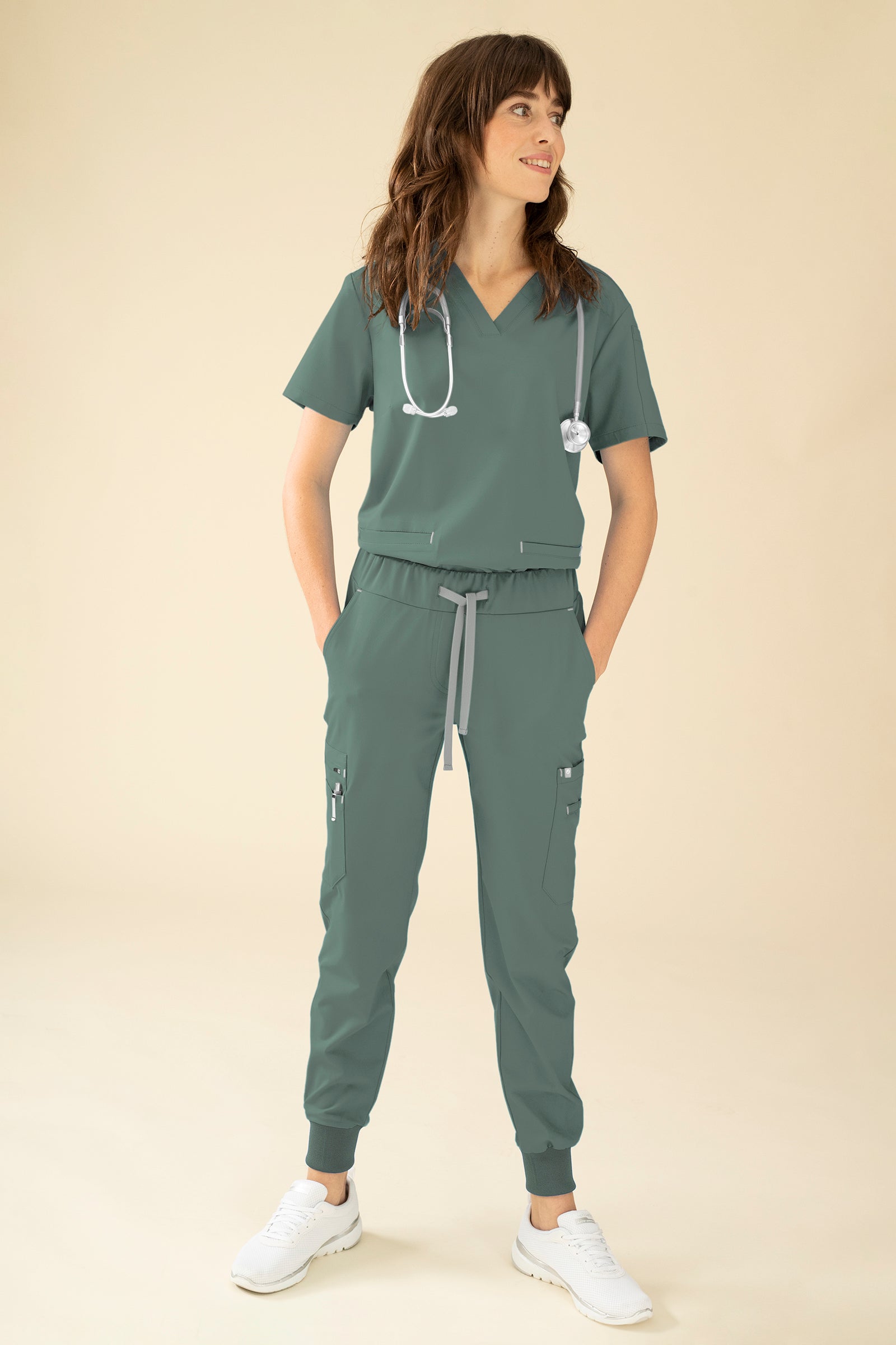 KAERE Hose Damen - Saumbündchen mit Beintaschen dunkelgrün, Vorderansicht Das Model ist 175 cm groß und trägt Grösse S