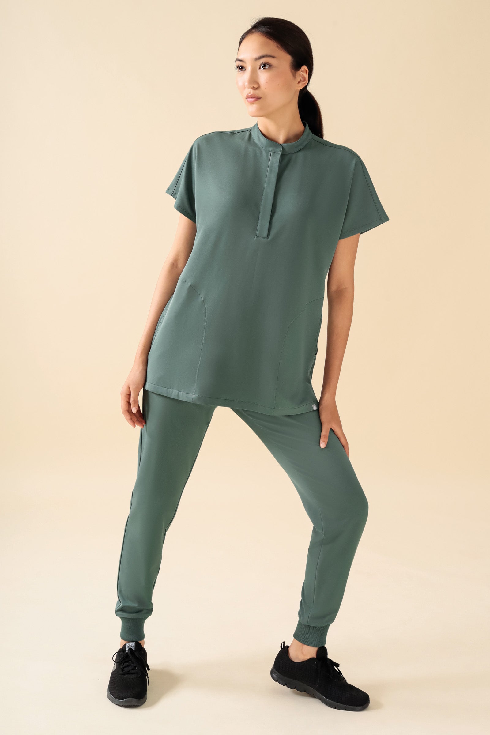 KAERE Hose Damen - Saumbündchen ohne Beintaschen dunkelgrün, Vorderansicht Das Model ist 175 cm groß und trägt Grösse S