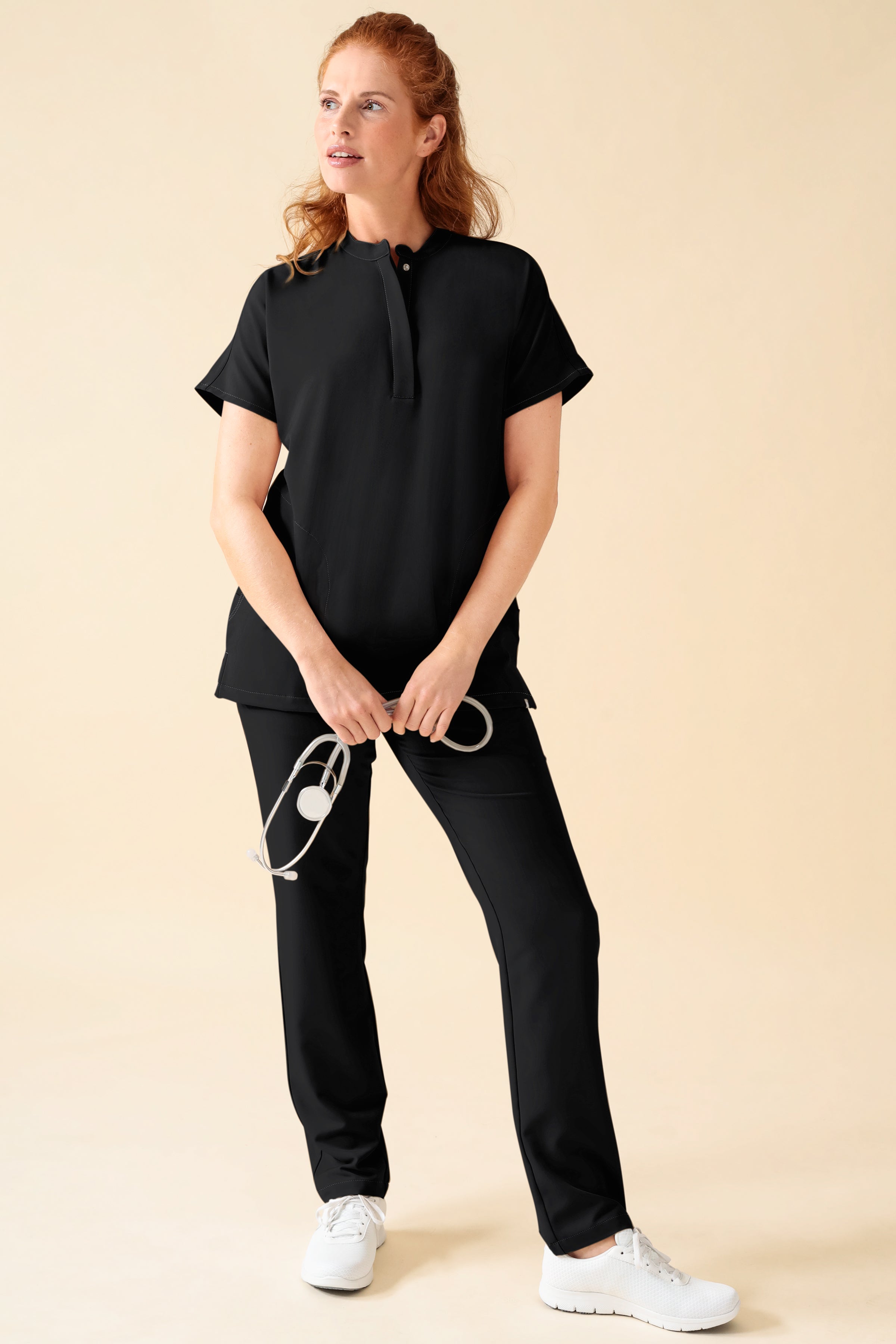 KAERE Hose Damen - gerader Saum ohne Beintaschen schwarz, Vorderansicht Das Model ist 175 cm groß und trägt Grösse S