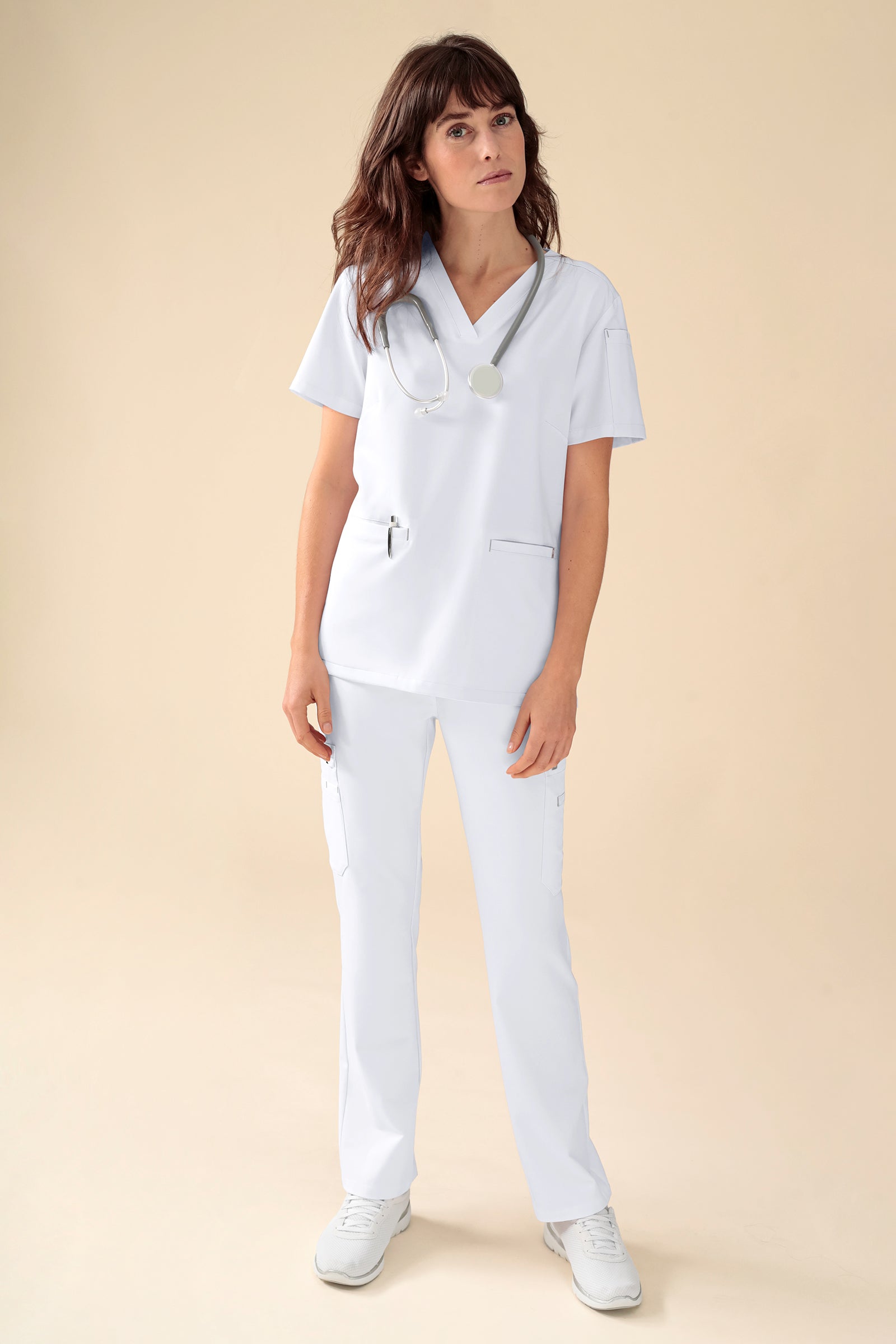 KAERE Hose Damen - gerader Saum mit Beintaschen weiss, Vue de face Le mannequin mesure 175 cm et porte la taille S
