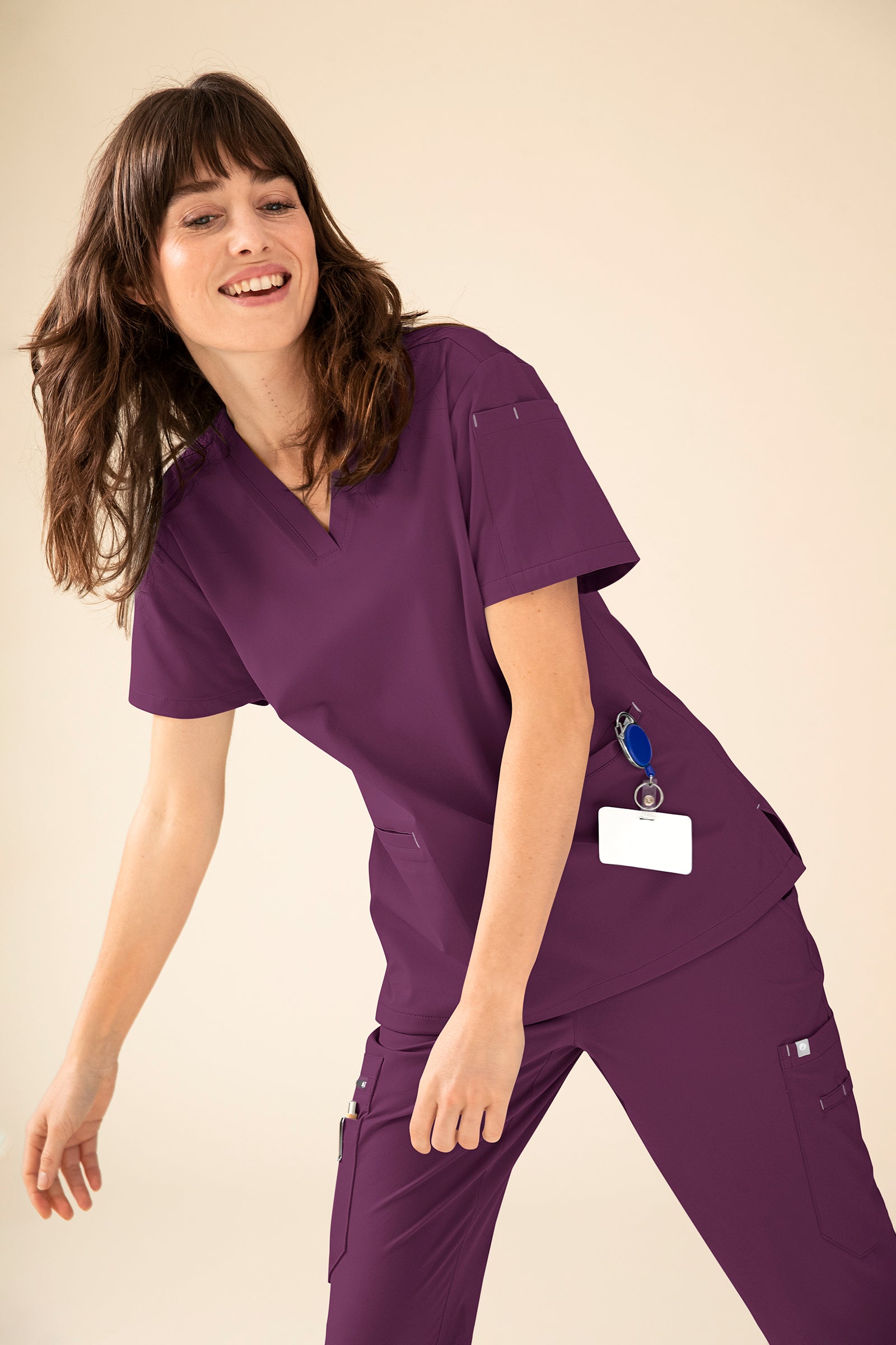 KAERE Schlupfkasack Damen - V-Ausschnitt pflaume, Vue de face Le mannequin mesure 175 cm et porte la taille S