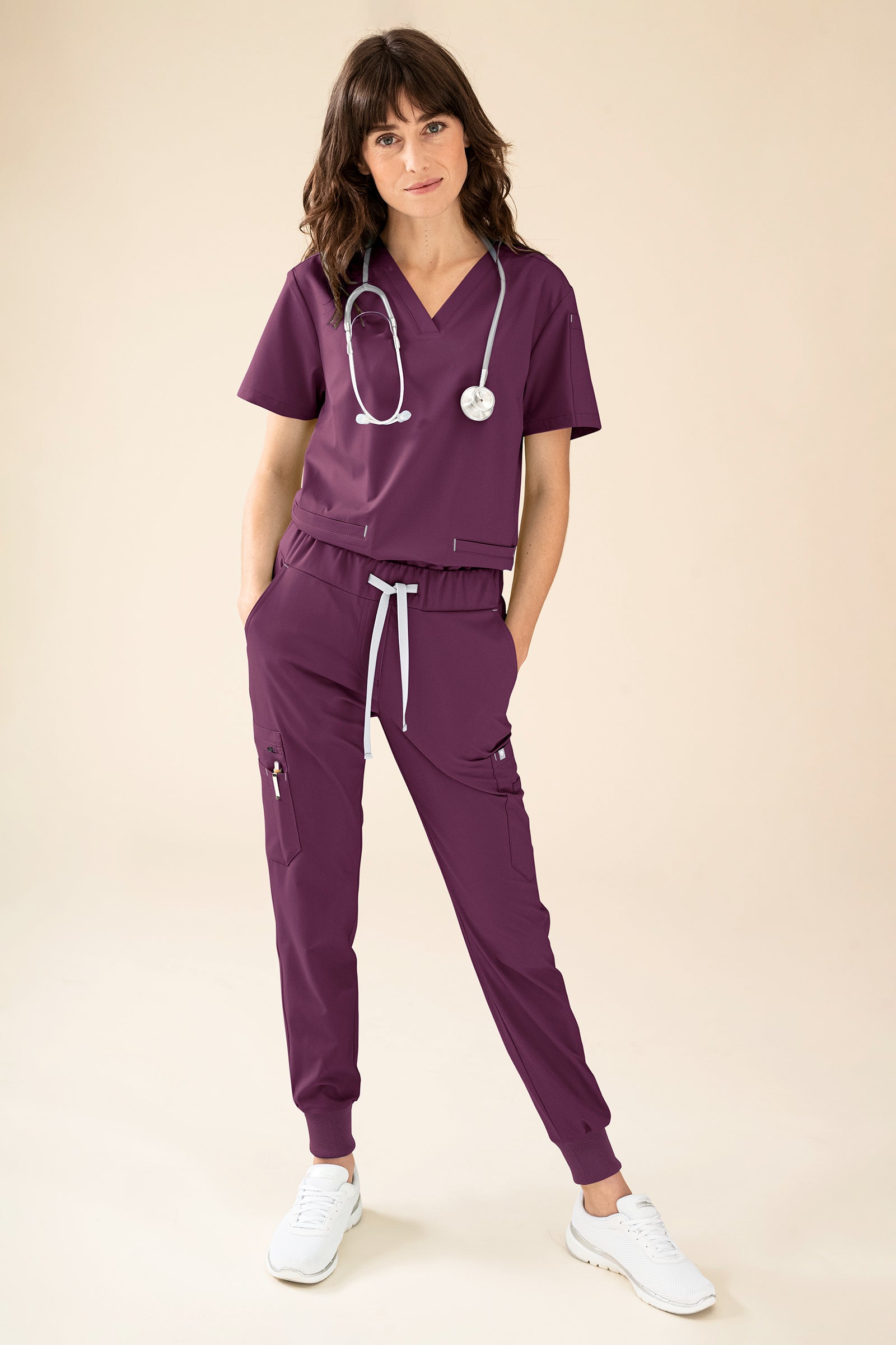 KAERE Schlupfkasack Damen - V-Ausschnitt pflaume, Vue de face Le mannequin mesure 175 cm et porte la taille S
