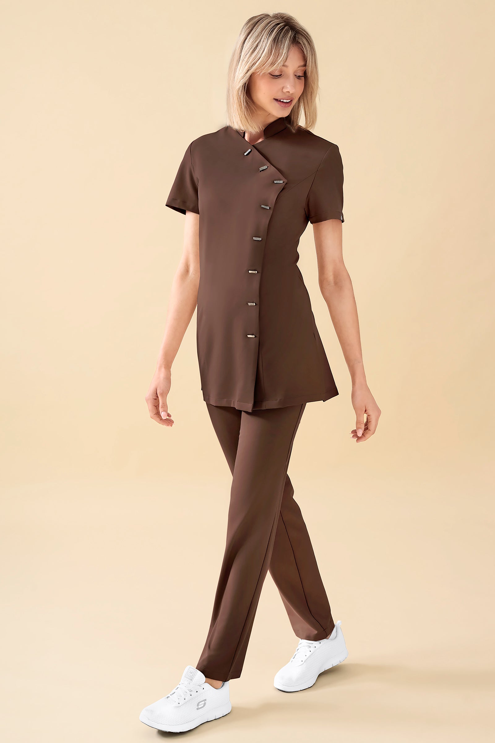 KAERE Kasack Damen - asymmetrische Knopfleiste coffee, Vorderansicht Das Model ist 176 cm groß und trägt Grösse S