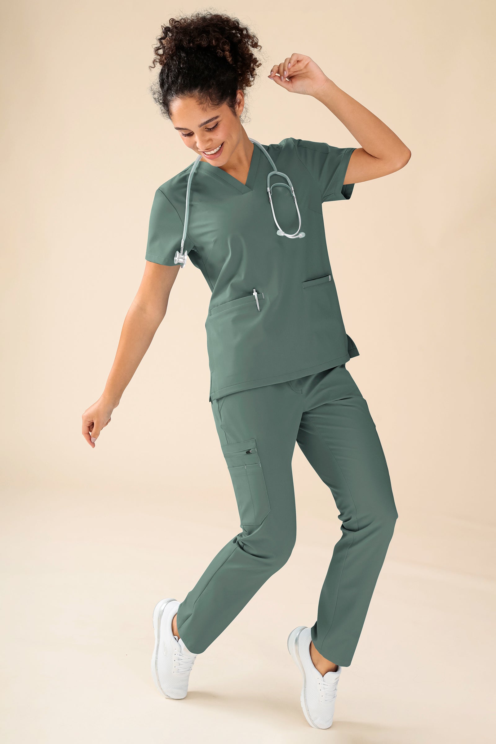 KAERE Schlupfkasack Damen - V-Ausschnitt dunkelgrün, Vorderansicht Das Model ist 176 cm groß und trägt Grösse S