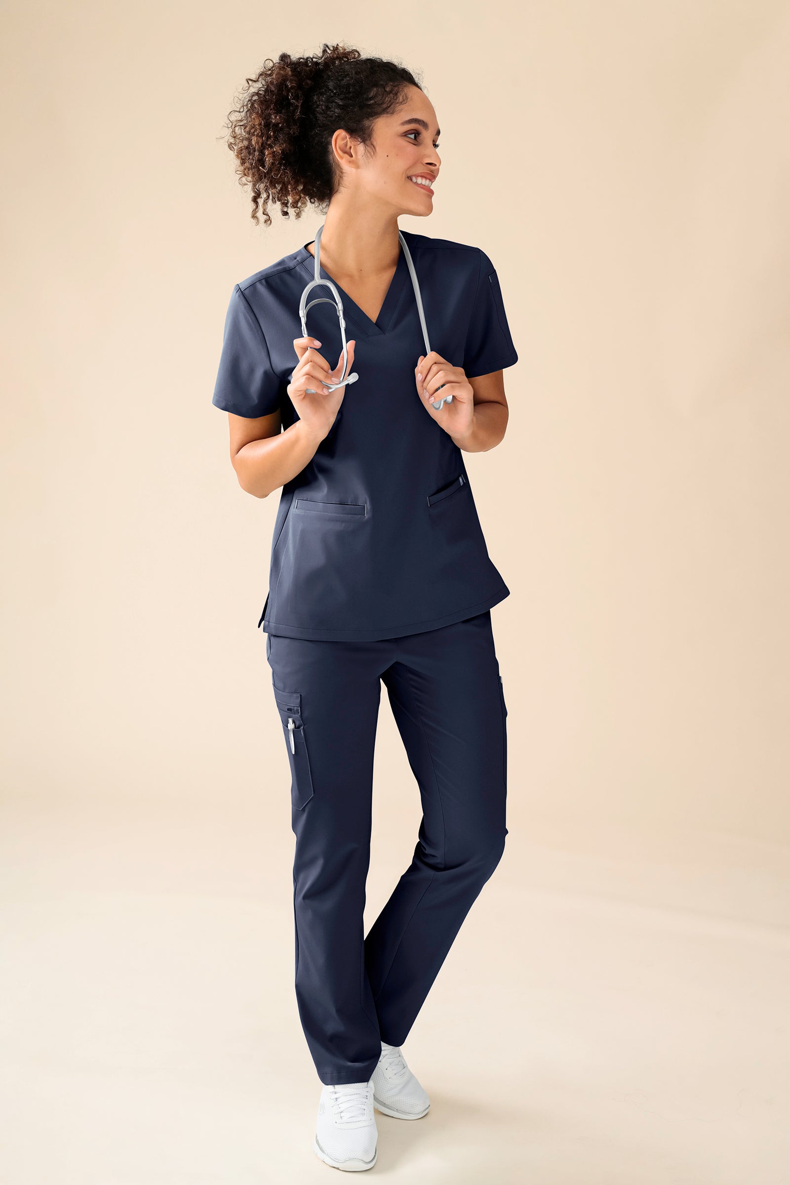 KAERE Schlupfkasack Damen - V-Ausschnitt navy, Vorderansicht Das Model ist 176 cm groß und trägt Grösse S