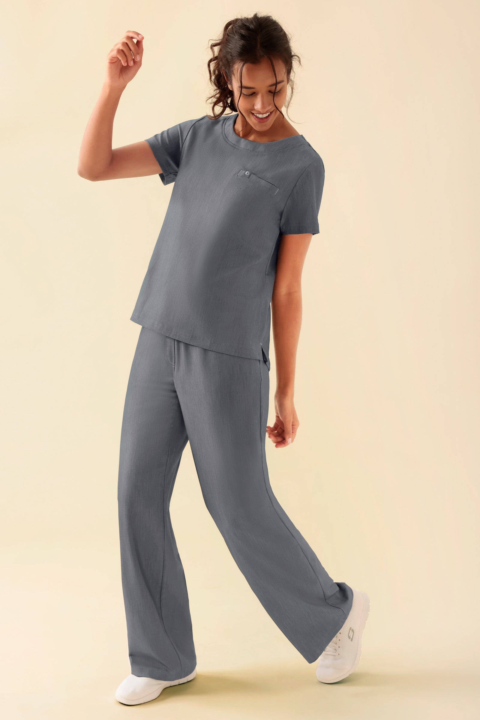 KAERE Shirt Damen - Rundhalsausschnitt grau melange, Vorderansicht Das Model ist 176 cm groß und trägt Grösse S