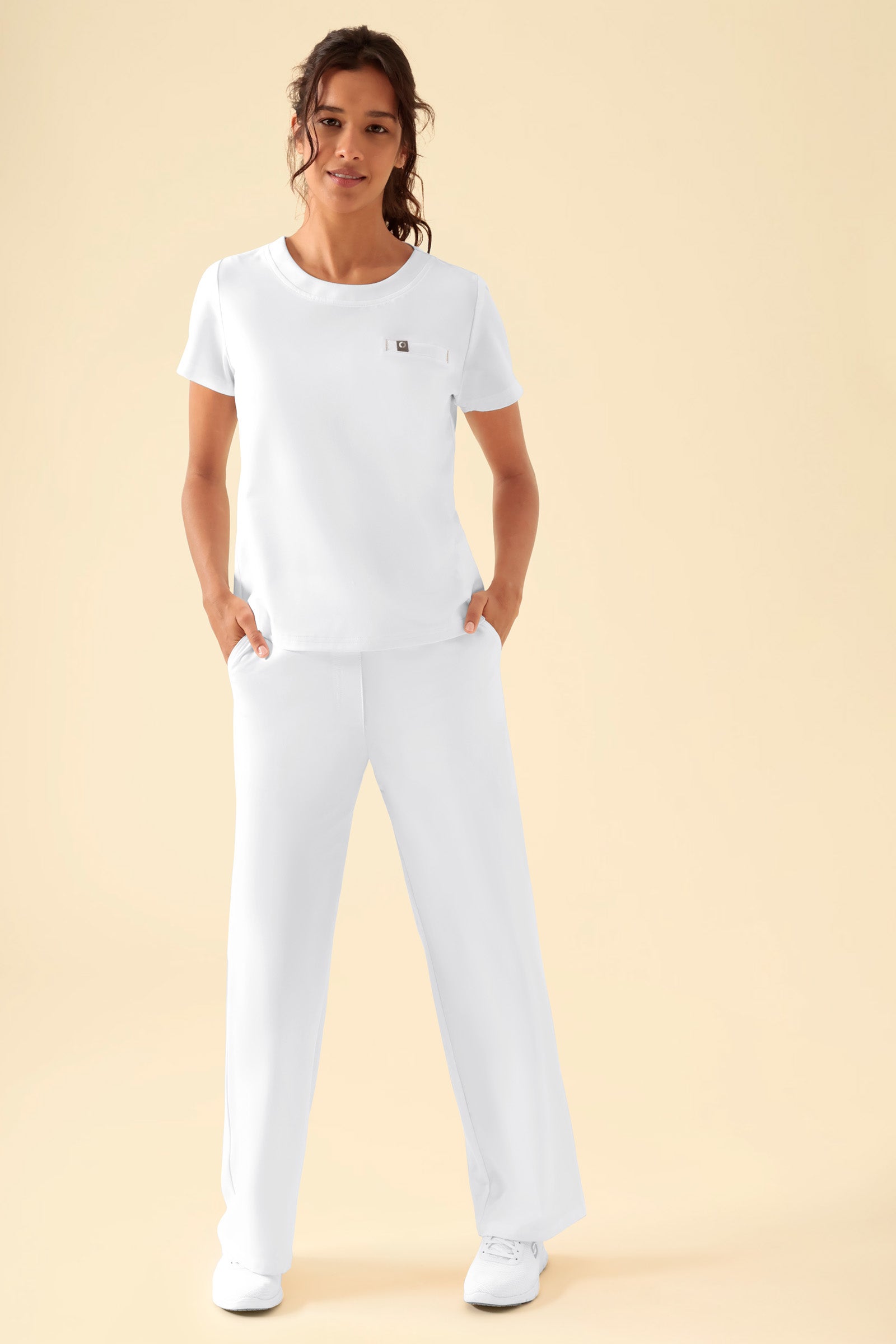 KAERE Shirt Damen - Rundhalsausschnitt weiss, Vue de face Le mannequin mesure 176 cm et porte la taille S