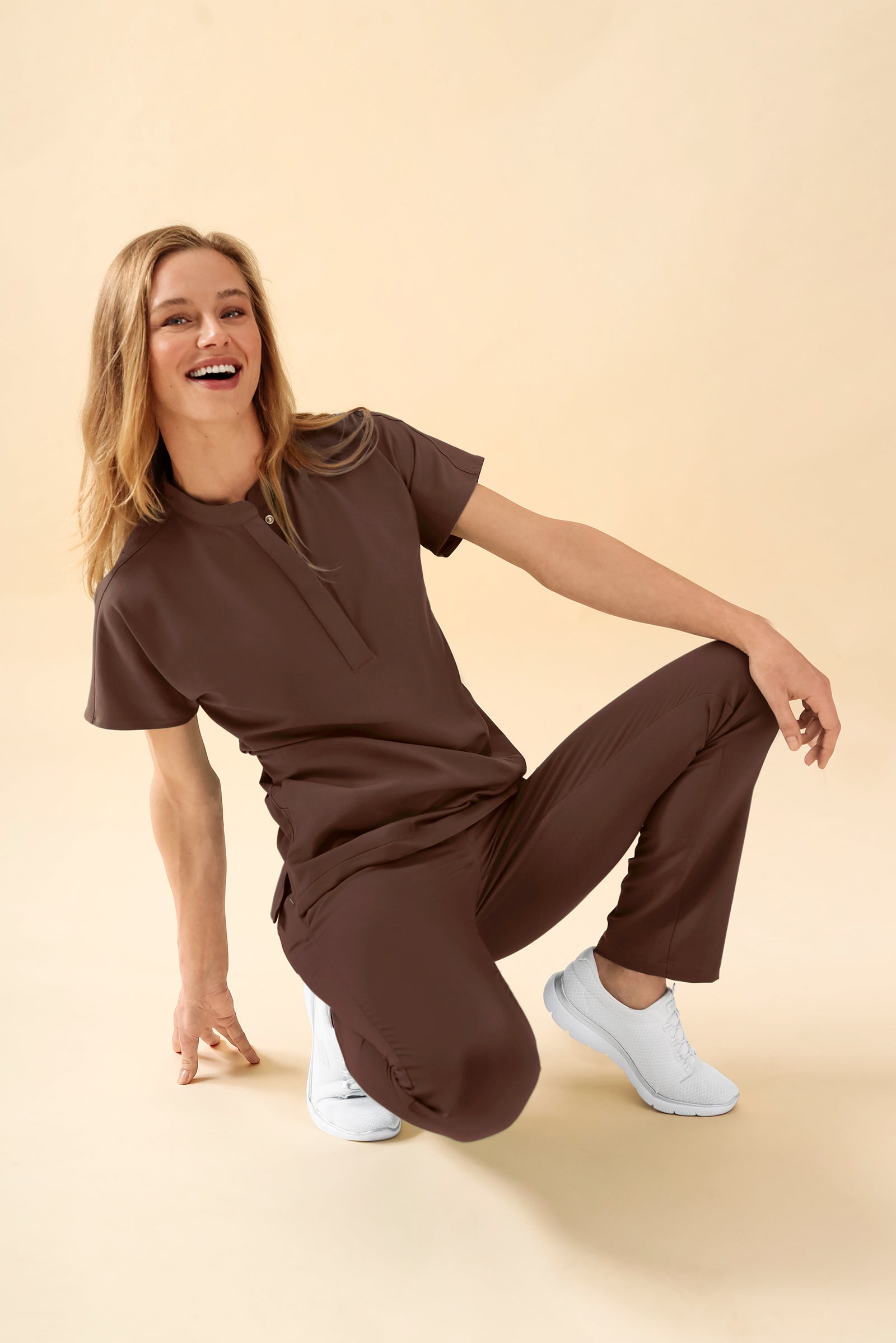 KAERE Schlupfkasack Damen - Stehkragen coffee, Vorderansicht Das Model ist 177 cm groß und trägt Grösse S