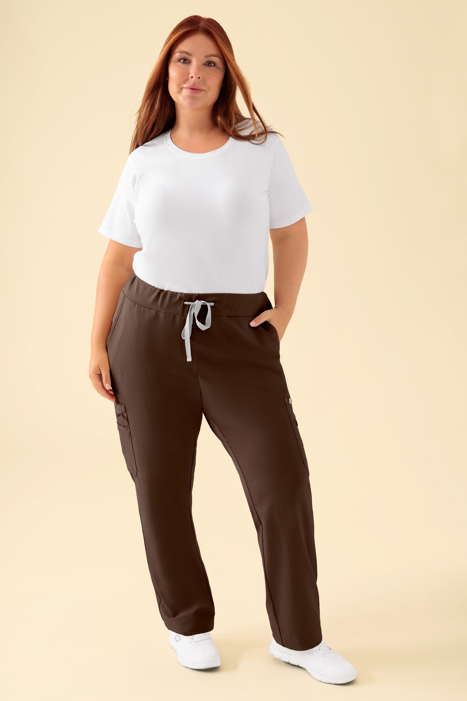 KAERE Hose Damen - gerader Saum mit Beintaschen coffee, Vue de face Le mannequin mesure 173 cm et porte la taille XL