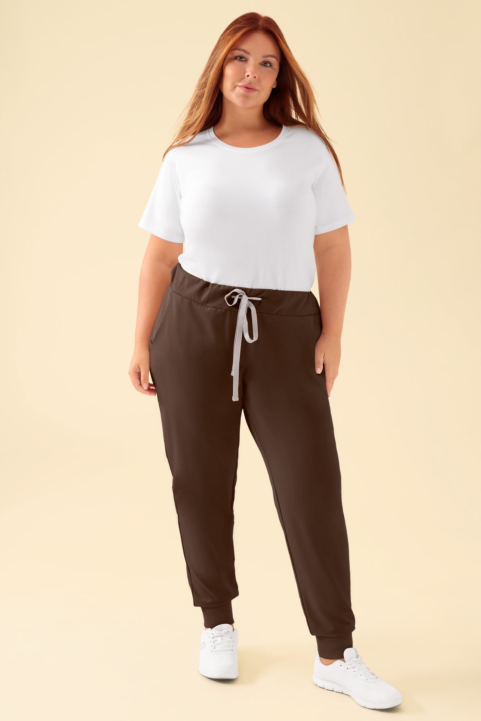 KAERE Hose Damen Normale Grösse - Saumabschluss mit Strickbund coffee, Vorderansicht Das Model ist 173 cm groß und trägt Grösse XL