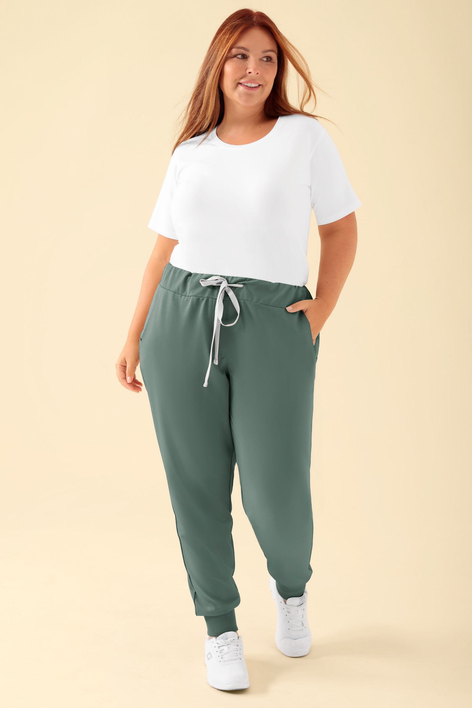 KAERE Hose Damen - Saumbündchen ohne Beintaschen dunkelgrün, Vorderansicht Das Model ist 173 cm groß und trägt Grösse XL