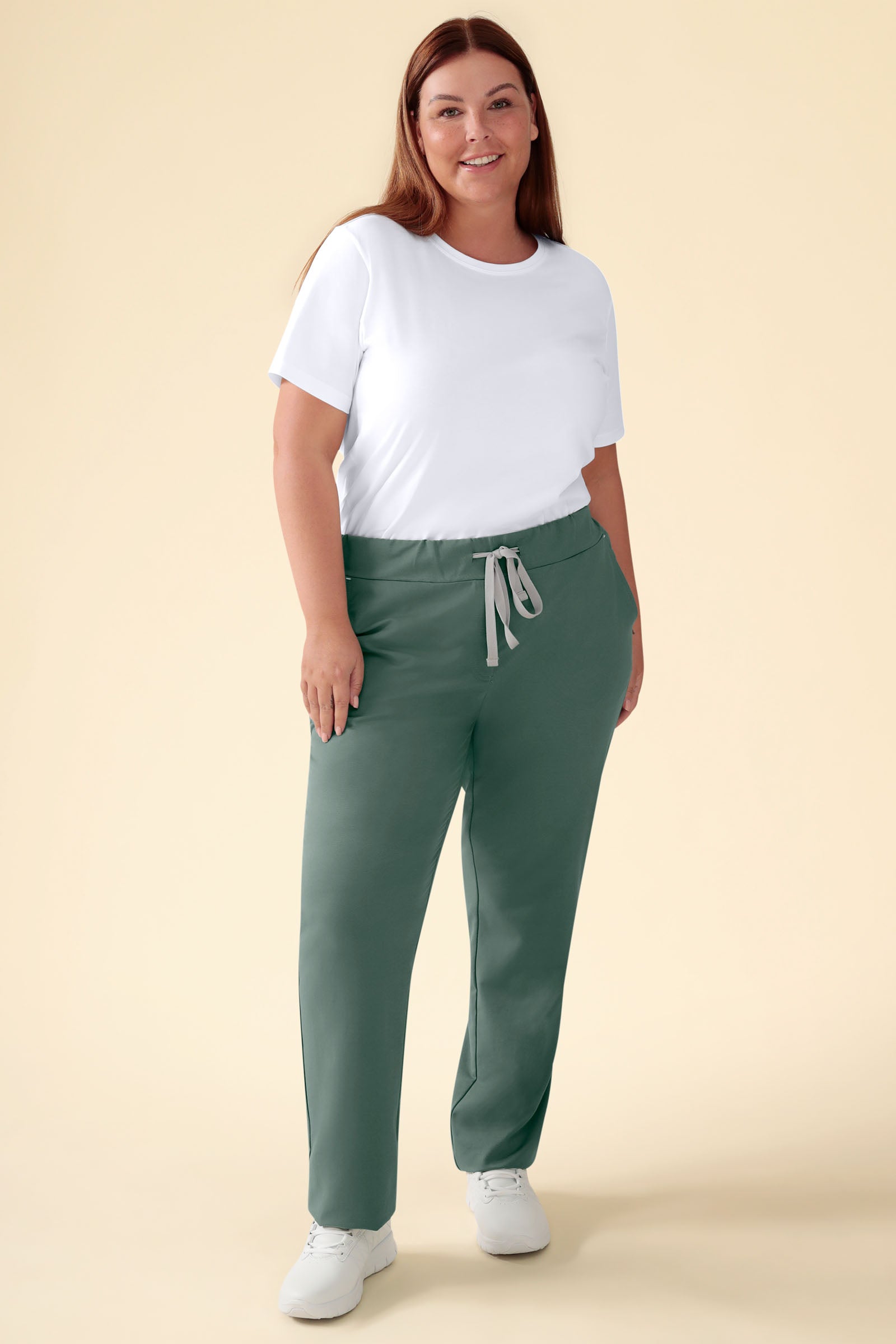 KAERE Hose Damen - gerader Saum ohne Beintaschen dunkelgrün, Vorderansicht Das Model ist 173 cm groß und trägt Grösse XL