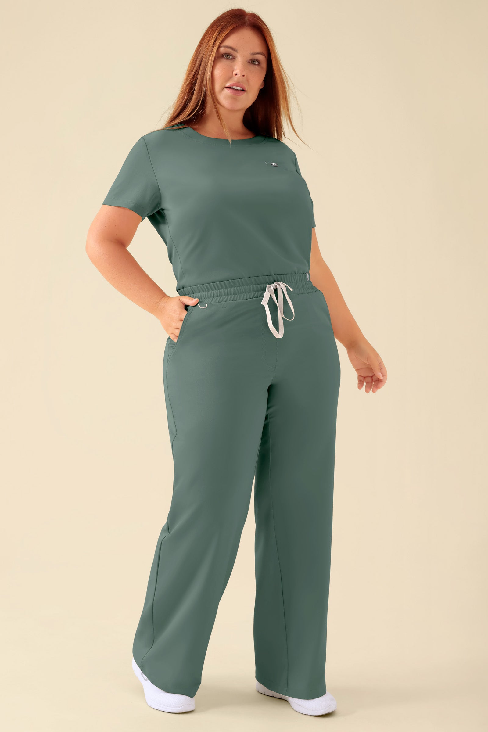 KAERE Hose Damen - weites Bein dunkelgrün, Vorderansicht Das Model ist 173 cm groß und trägt Grösse XL