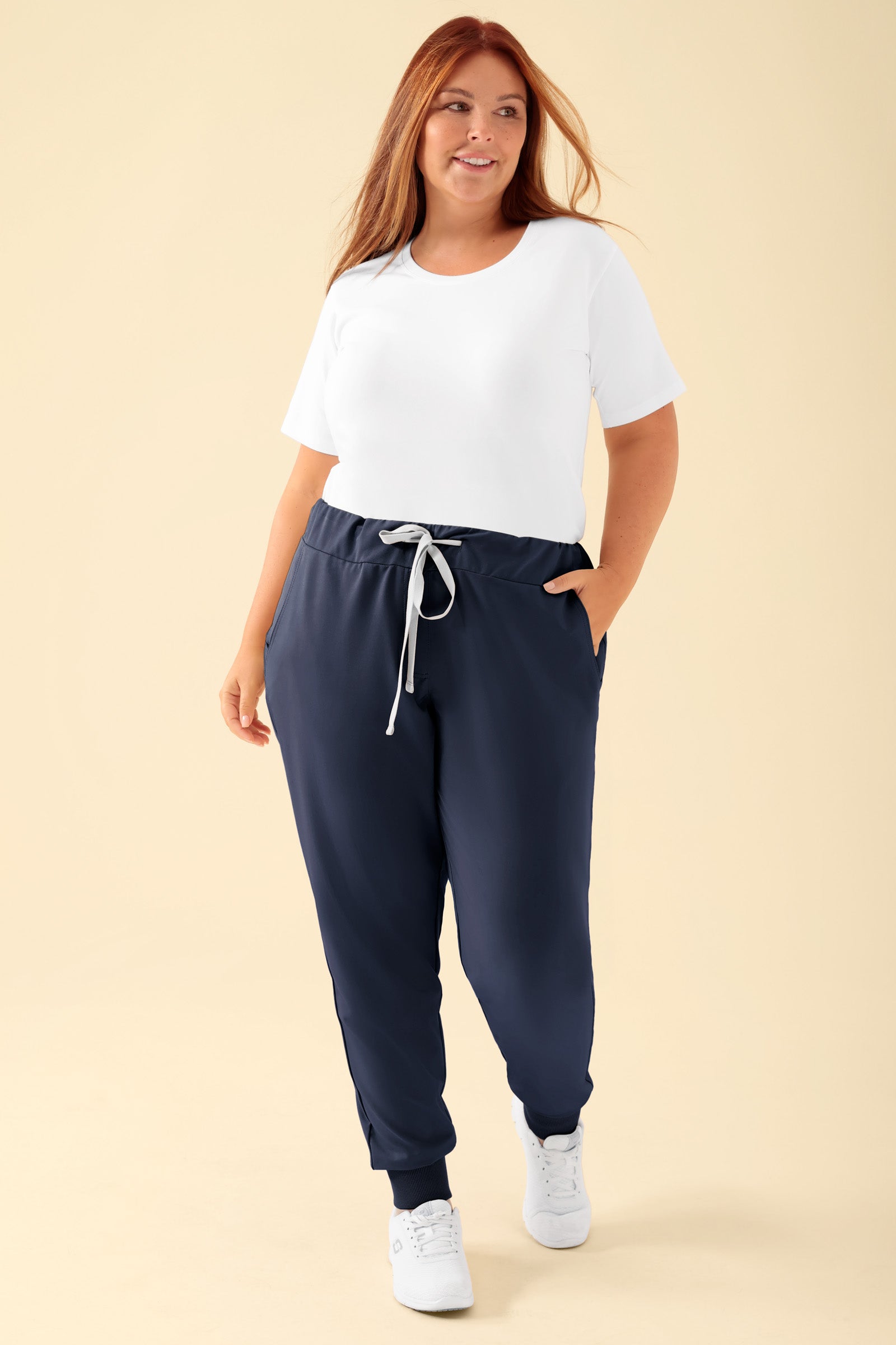 KAERE Hose Damen - Saumbündchen ohne Beintaschen navy, Vorderansicht Das Model ist 173 cm groß und trägt Grösse XL