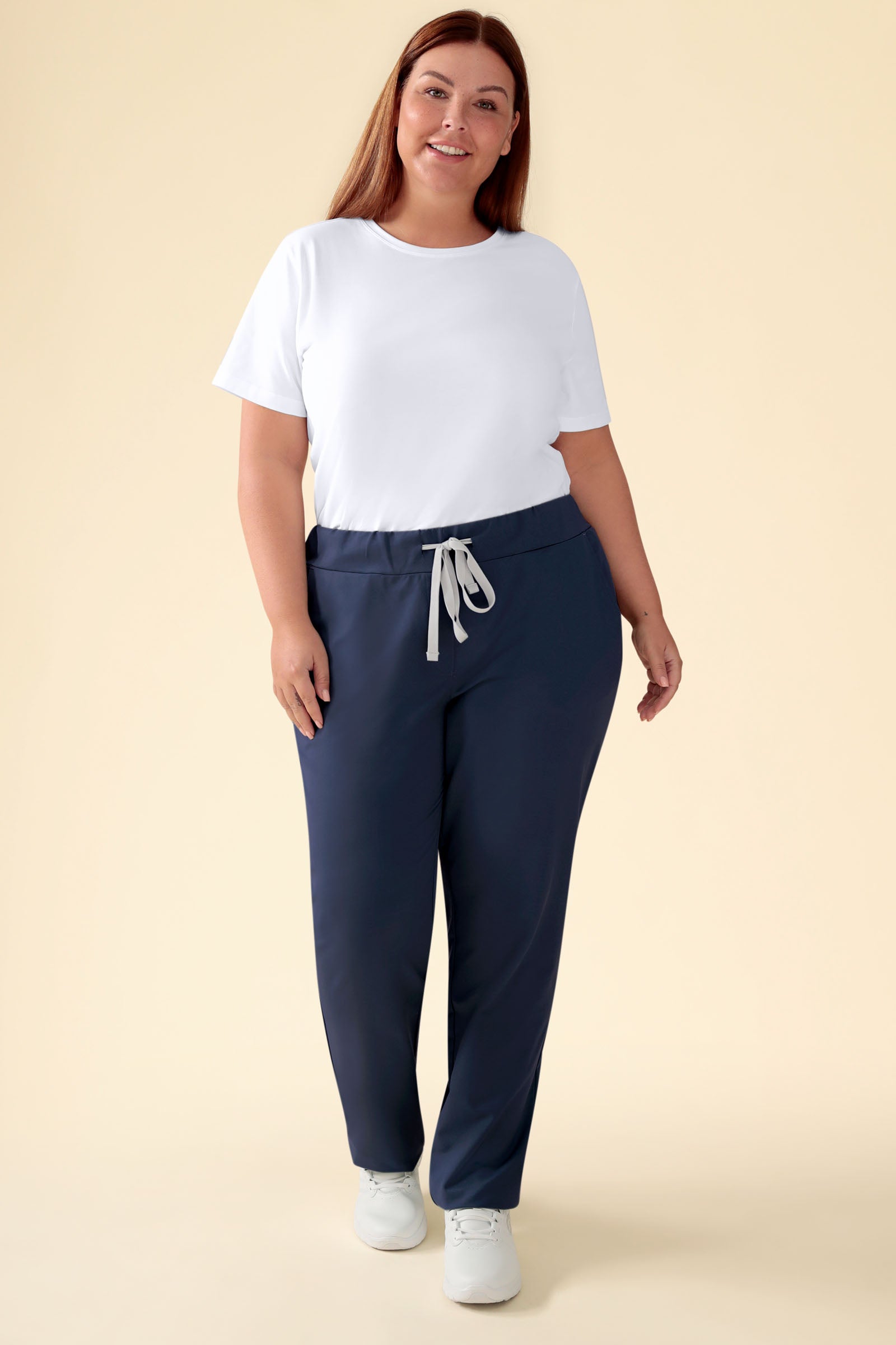 KAERE Hose Damen - gerader Saum ohne Beintaschen navy, Vue de face Le mannequin mesure 173 cm et porte la taille XL