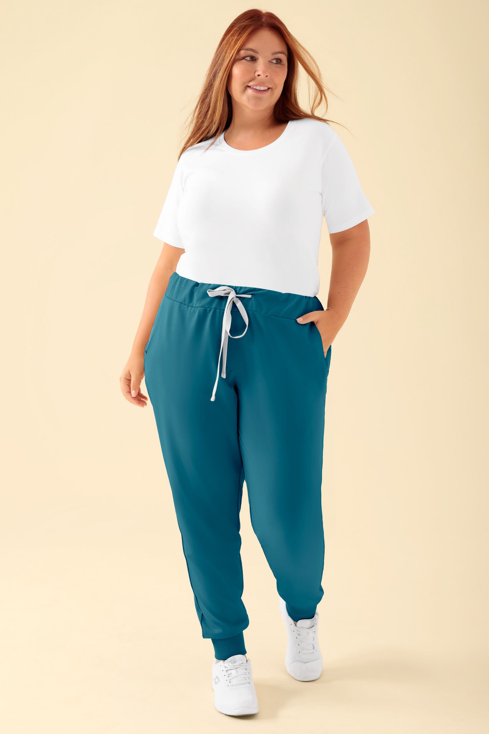 KAERE Hose Damen - Saumbündchen ohne Beintaschen petrol, Vorderansicht Das Model ist 173 cm groß und trägt Grösse XL