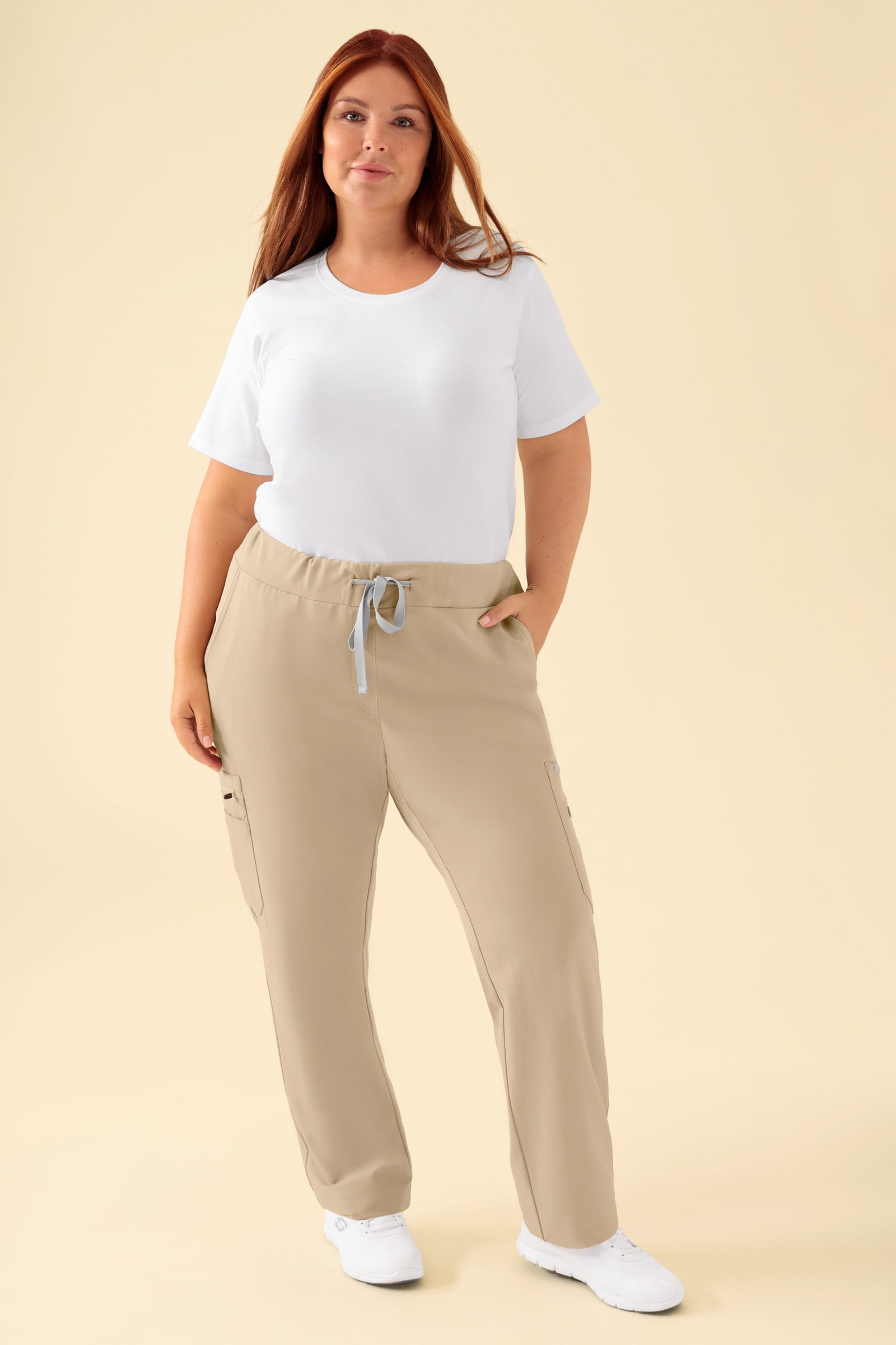 KAERE Hose Damen - gerader Saum mit Beintaschen sand, Vue de face Le mannequin mesure 173 cm et porte la taille XL