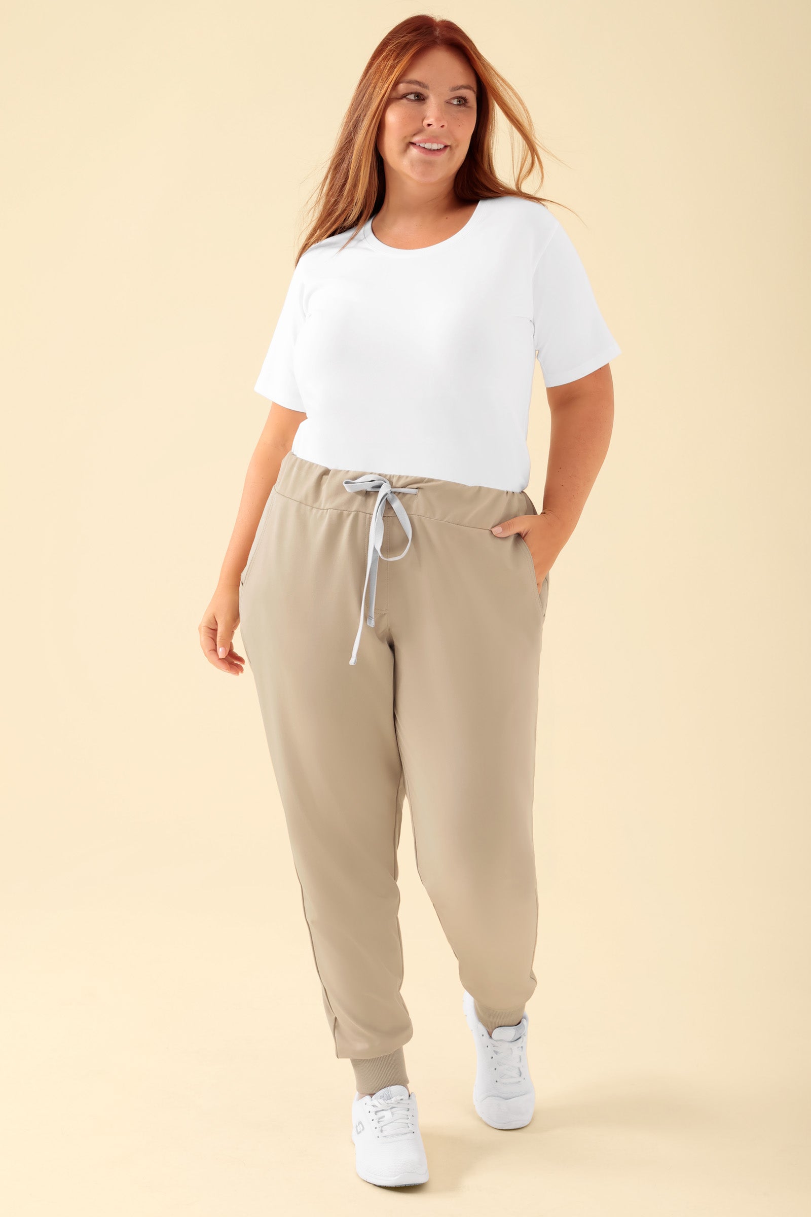 KAERE Hose Damen - Saumbündchen ohne Beintaschen sand, Vorderansicht Das Model ist 173 cm groß und trägt Grösse XL