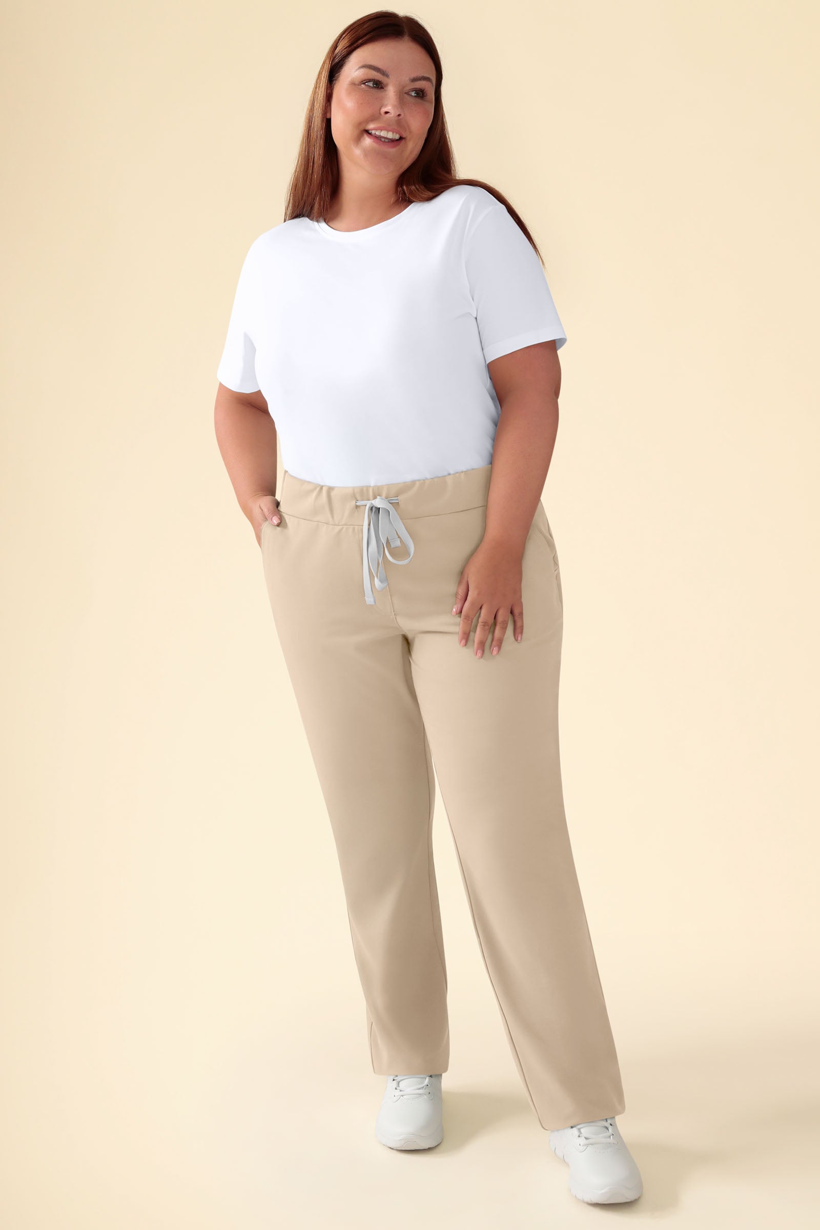 KAERE Hose Damen - gerader Saum ohne Beintaschen sand, Vue de face Le mannequin mesure 173 cm et porte la taille XL