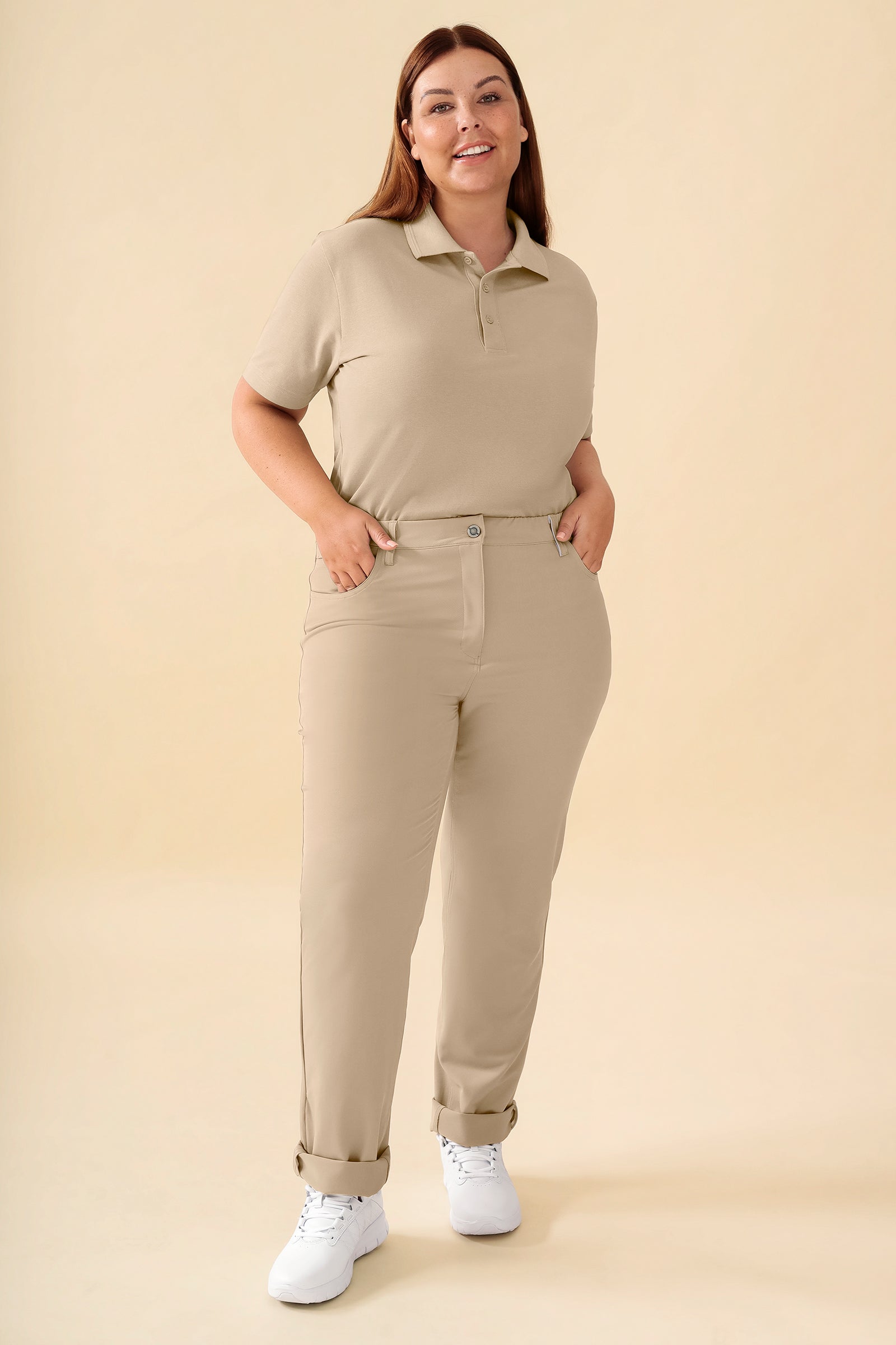 KAERE Hose Damen - 5-Pocket sand, Vue de face Le mannequin mesure 173 cm et porte la taille XL